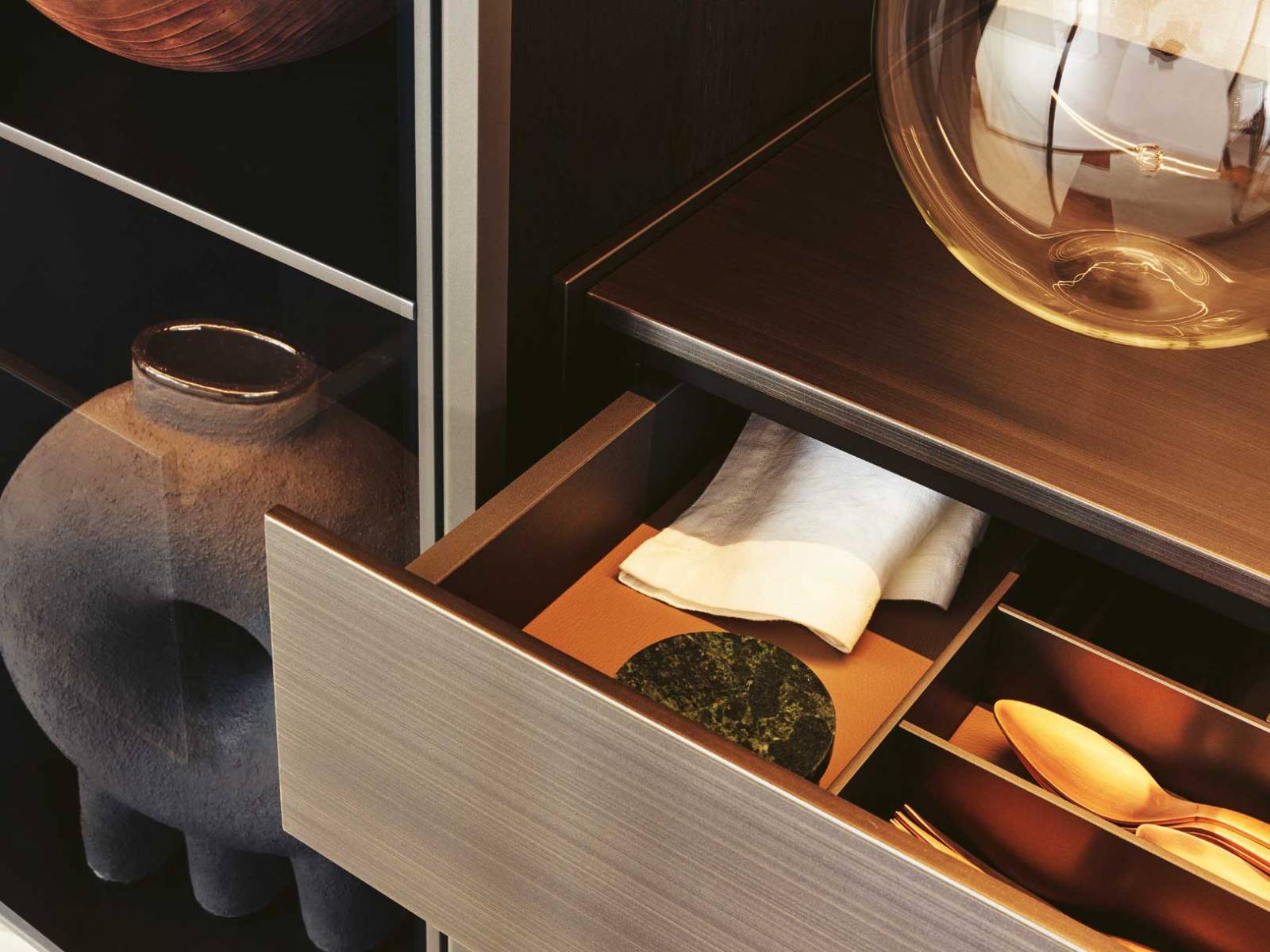 Die Sideboard-Kollektion Code kann ganz nach eigenem Gusto zusammengestellt werden. Zur Auswahl stehen verschiedene Materialien und Ausführungen. Neu gibt es auch offene Fächer, Schubladen, Flügel- oder Klapptüren, die jedem Sideboard einen anderen Stil verleihen. Poliform.