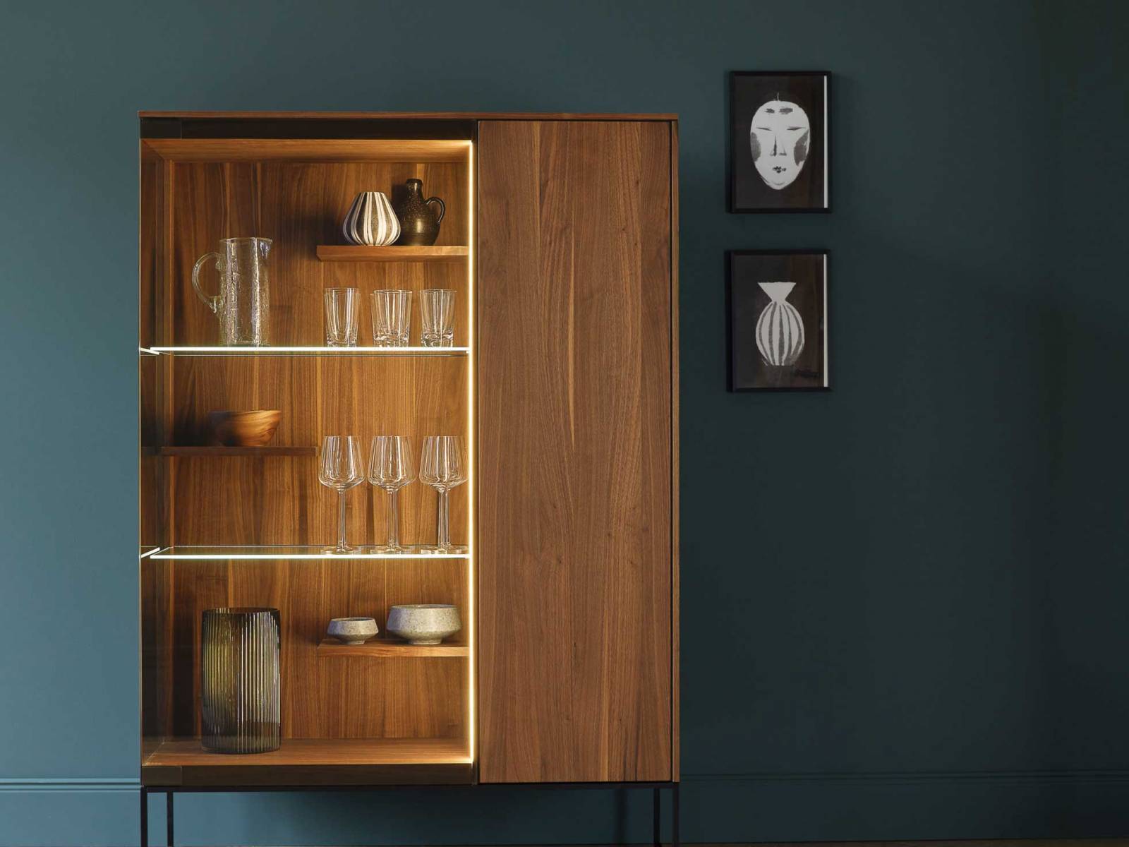 Vitrine und Stauraum in einem ist «Filigno» mit seinen offenen und geschlossenen Bereichen. Eine übers Eck laufende, rahmenlose Glasfläche, die es in Klar- oder Rauchglas gibt, sorgt für spannende Einblicke, und ein LED-Lichtband an Mittelseite und Glasfachböden setzt faszinierende Lichtakzente. Team 7.