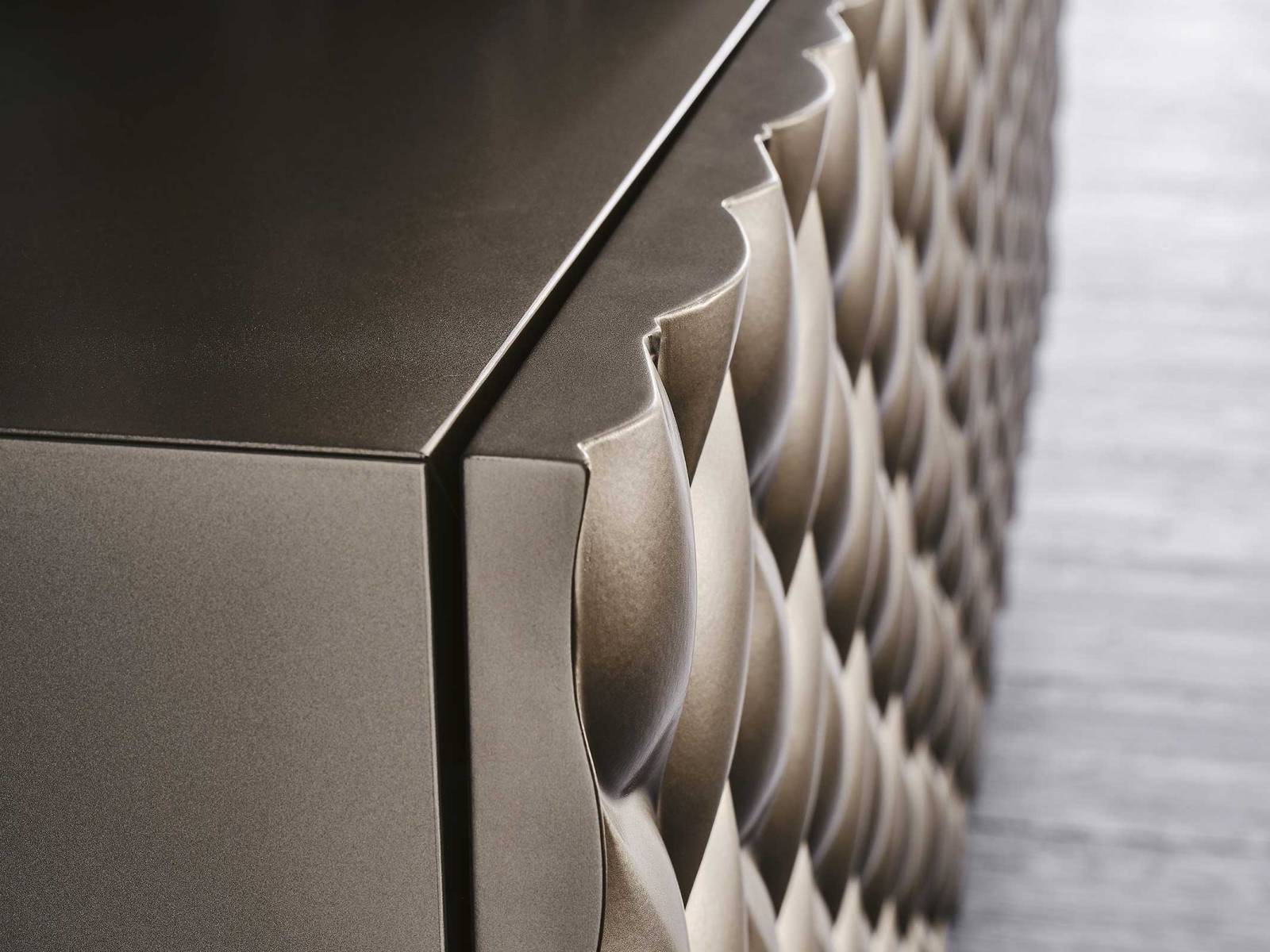 Die organisch geformte Oberfläche der Anrichte «Lavander» ist aus lackiertem Holz und wirkt von vorne wie ein geometrisch angeordnetes Blattmuster. Sie ist zwei- oder dreitürig erhältlich und kann mit Glasböden oder Schubladen ausgestattet werden. Cattelan.