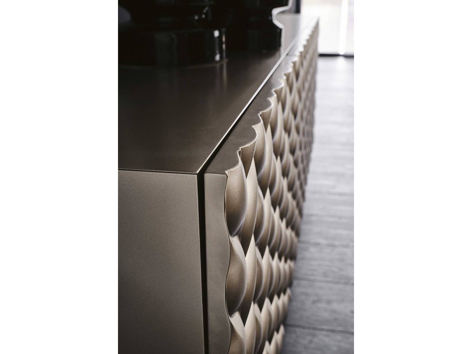 Die organisch geformte Oberfläche der Anrichte «Lavander» ist aus lackiertem Holz und wirkt von vorne wie ein geometrisch angeordnetes Blattmuster. Sie ist zwei- oder dreitürig erhältlich und kann mit Glasböden oder Schubladen ausgestattet werden. Cattelan.