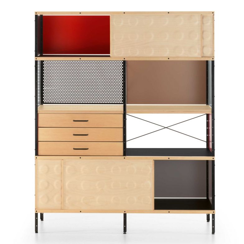 Ist und bleibt ein Klassiker, die «Storage Unit» von Ray und Charles Eames aus dem Jahre 1949. Sie lässt sich mit Schubfächern und Schiebetüren individuell konfigurieren und sowohl als Regal als auch Stauraummöbel nutzen. Das Farbkonzept bekam vor einigen Jahren von der niederländischen Designerin Hella Jongerius einen zeitgemässeren Ausdruck. VITRA.