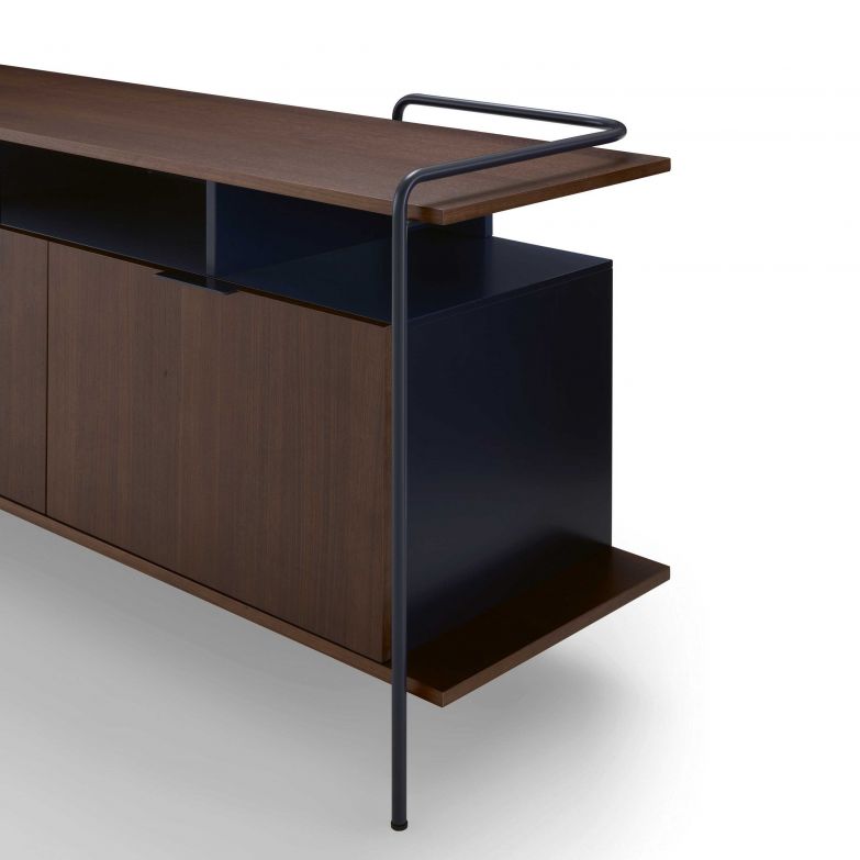 Sie erinnert an den Stil der 1950er-Jahre und ist gleichzeitig Ausdruck von zeitlosem Design: Die Anrichte «Alando» von Designer Eric Jourdan. Frechen Kontrast bildet das nachtblaue Rundrohr zum dunklen Nussbaumholz des Möbels. Und auch die Gestaltung des Möbels ist alles andere als gewöhnlich, überzeugt es doch mit spannungsvollen Proportionen. Zur Anrichte gibt es einen passenden Schreibtisch. LIGNE-ROSET.