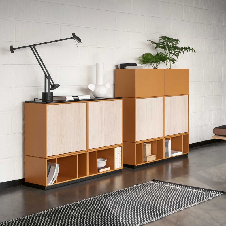 «Less is calm», so nennt sich die aktuelle Colour Edit des dänischen Familienunternehmens, das jede Saison inspirierende Farbstile als Studie erforscht. Sie lehnt sich an den gelassenen Japandi-Stil an und ist geprägt von zurückhaltenden, gedämpften Tönen, die perfekt mit den klaren Linien der Möbel harmonieren. MONTANA-FURNITURE.