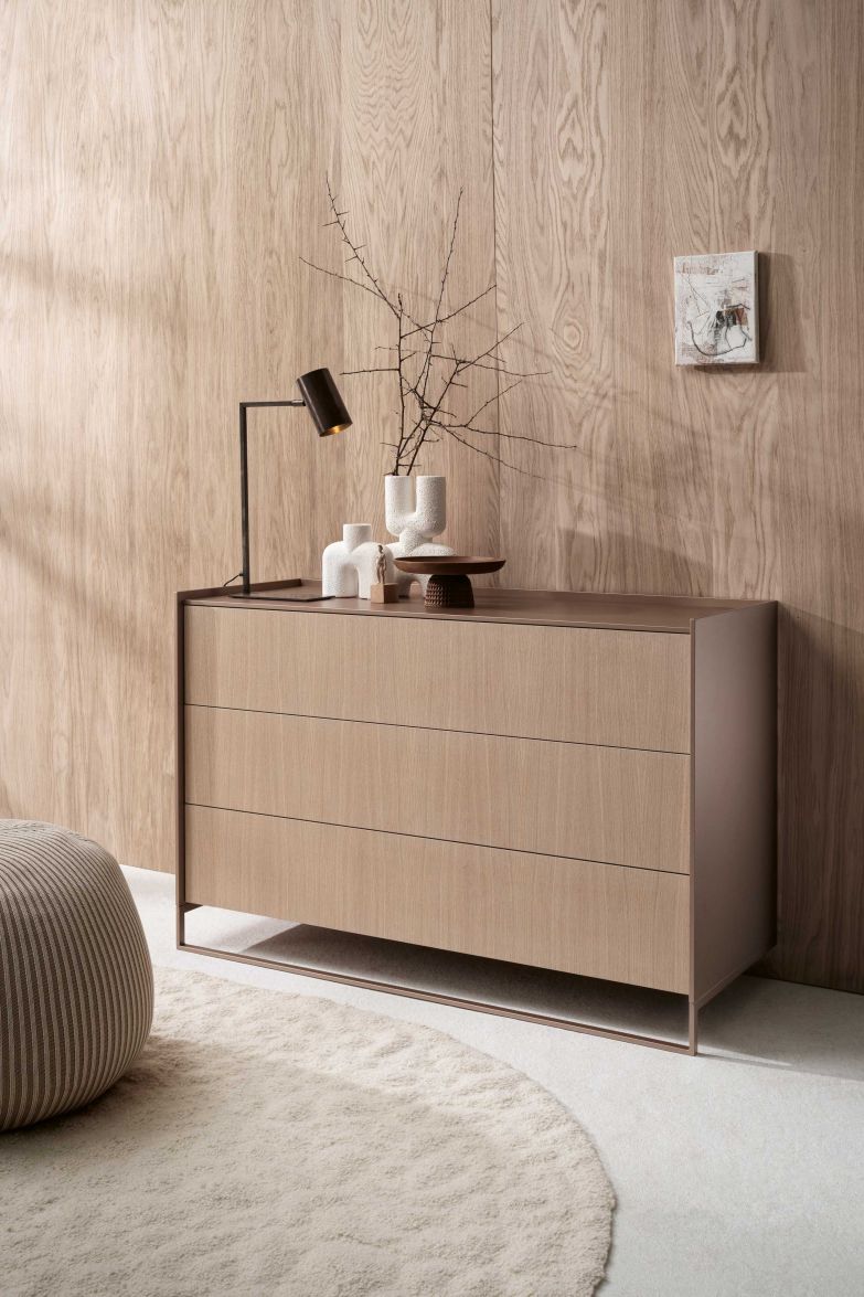 Die beliebte Kommodenserie «Lean Box» zeichnet sich aus durch die Vielfalt an Gestaltungsmöglichkeiten. Neu gibt es sie auch in einem Materialmix aus furnierten Fronten in Eiche und Nussbaum. Design: Klaus Nolting. MOELLER DESIGN.