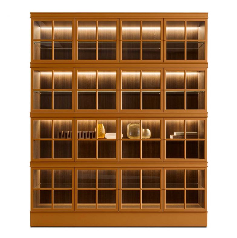 Den Klassiker «Piroscafo» von Aldo Rossi und Luca Meda aus dem Jahre 1991 gibt es anlässlich seines 30-jährigen Jubiläums in einer neuen Version, bei der die Front in einem warmen Spice-Ton daherkommt. Passend dazu präsentiert sich das Innenleben in edlem Eukalyptusholz. MOLTENI.