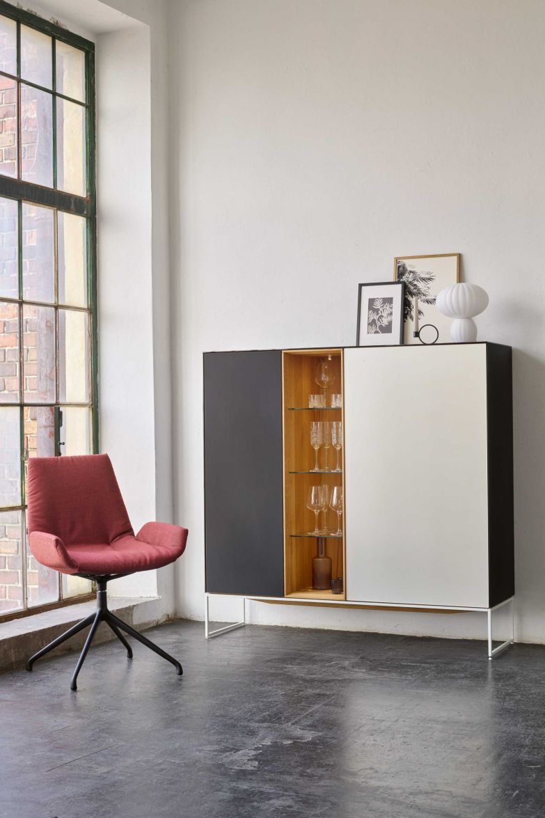 Edel und elegant – so präsentiert sich die gesamte Beimöbelkollektion «Cubus Pure». Sie spielt mit spannenden Kontrasten zwischen Naturholz und Glasflächen sowie mit sichtbaren und geschlossenen Fächern. Im Bild: Highboard auf Kufen mit Fronten aus Farbglas. TEAM7-HOME.