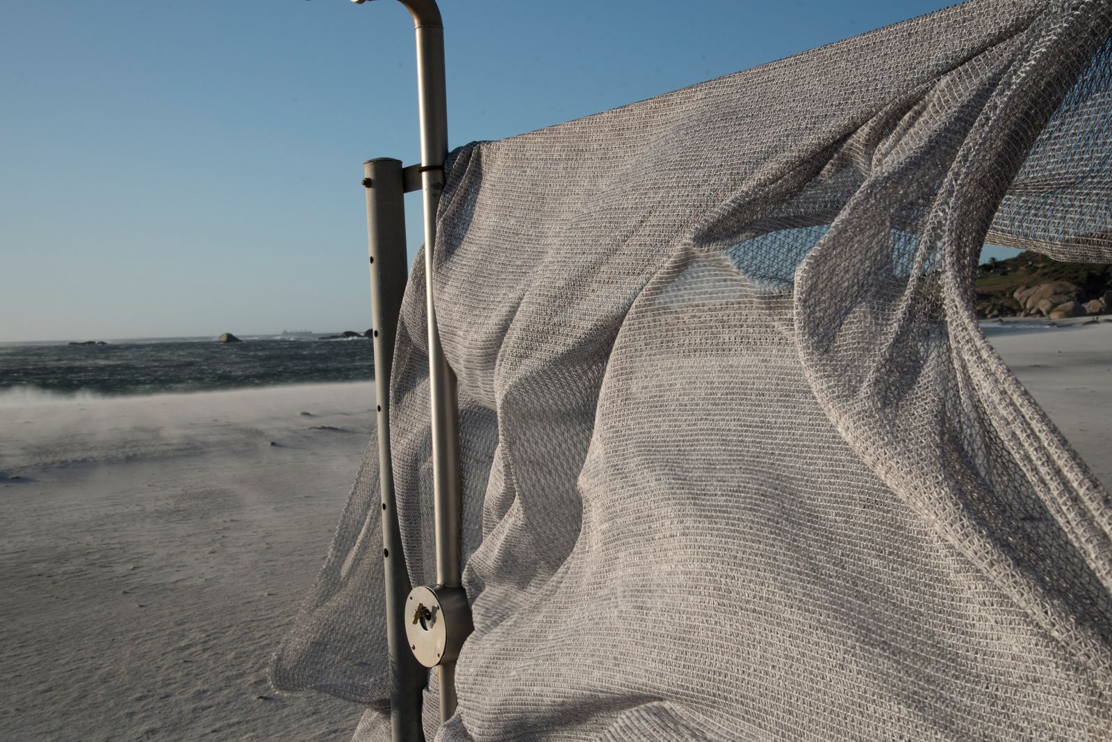 Ganz der Herkunft des wiederverwerteten Meeresplastiks verschrieben, erinnert die Kettenwirkware an ein engmaschig geknüpftes Fischernetz, für deren Herstellung in früheren Zeiten Gräser, Baumwolle und weitere Naturfasern verwendet wurden.