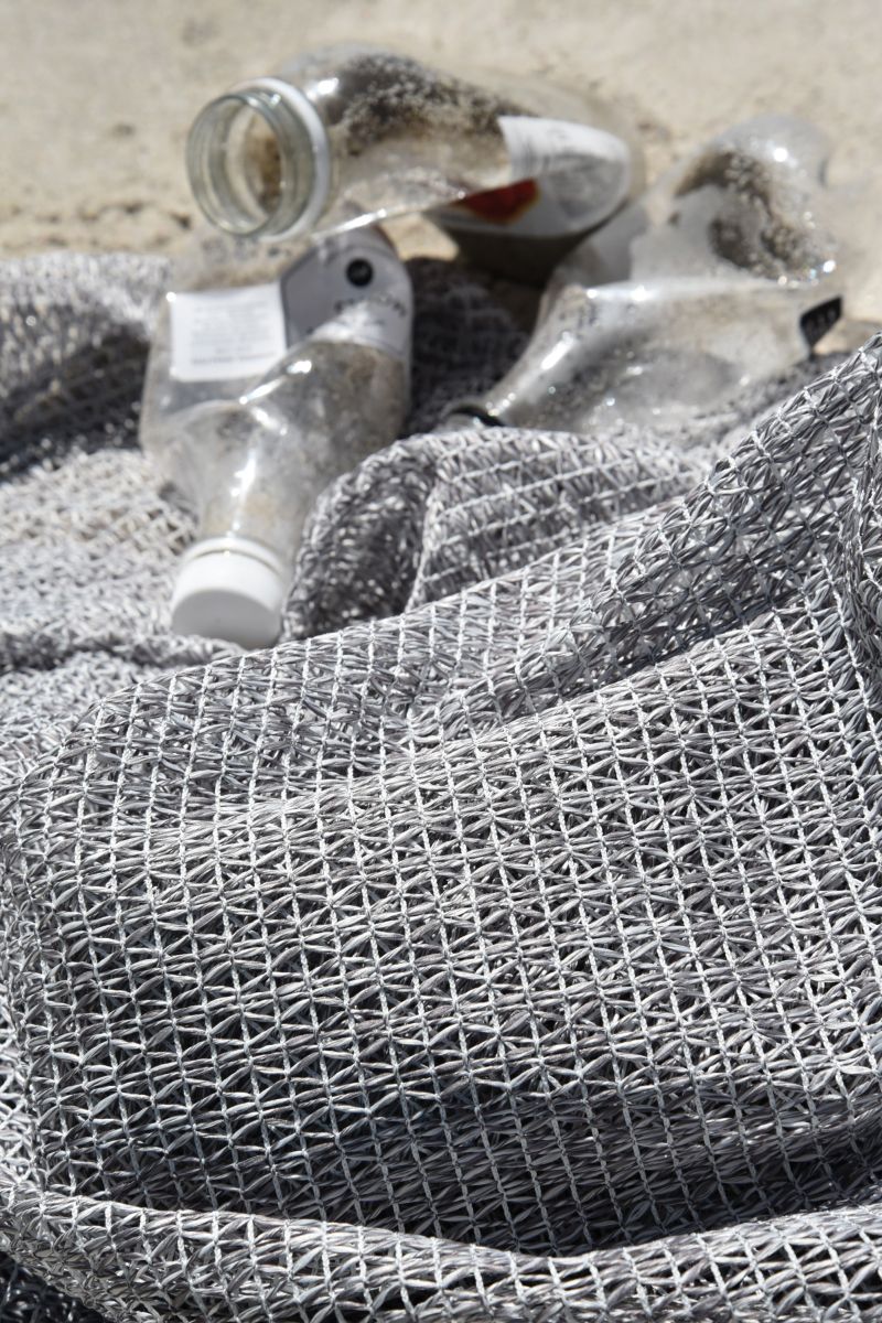 «BENU Net»: Jeweils zwei Farben werden zu einem Garnstrang verzwirnt, wodurch ein lebendig meliertes Warenbild mit einer besonderen Farbmelange entsteht. Die schlichten Überkreuzungen der Garne wirken wie gezeichnete Linien.