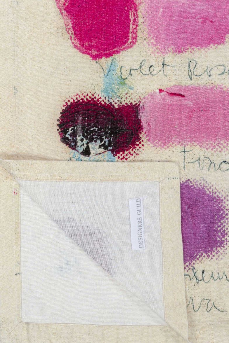 «English Heritage» ist eine von historischen Tapeten inspirierte Kollektion von Stoffen, Tapeten und Accessoires, die mit ihren Mustern und Designs ein Stück englischer Geschichte in die eigenen vier Wände holt. Die umfangreiche Farbpalette umfasst unter anderem zahlreiche Rosé- und Pinktöne. DESIGNERSGUILD.COM