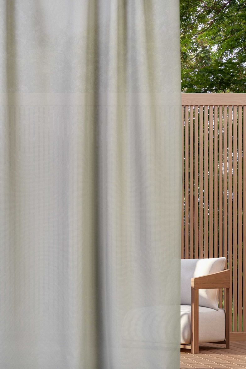 Bast, Salbei oder Kiesel sind nur drei von zehn aus der Natur gegriffenen Farben, die der Stoffkollektion «Mira X Amalfi» ihre Eleganz verleihen. Der feinstrukturierte Outdoor-Stoff reduziert unter anderem den Wärmedurchlass, schützt vor UV-Strahlen und dient als optimaler Sichtschutz von aussen. TISCA.CH