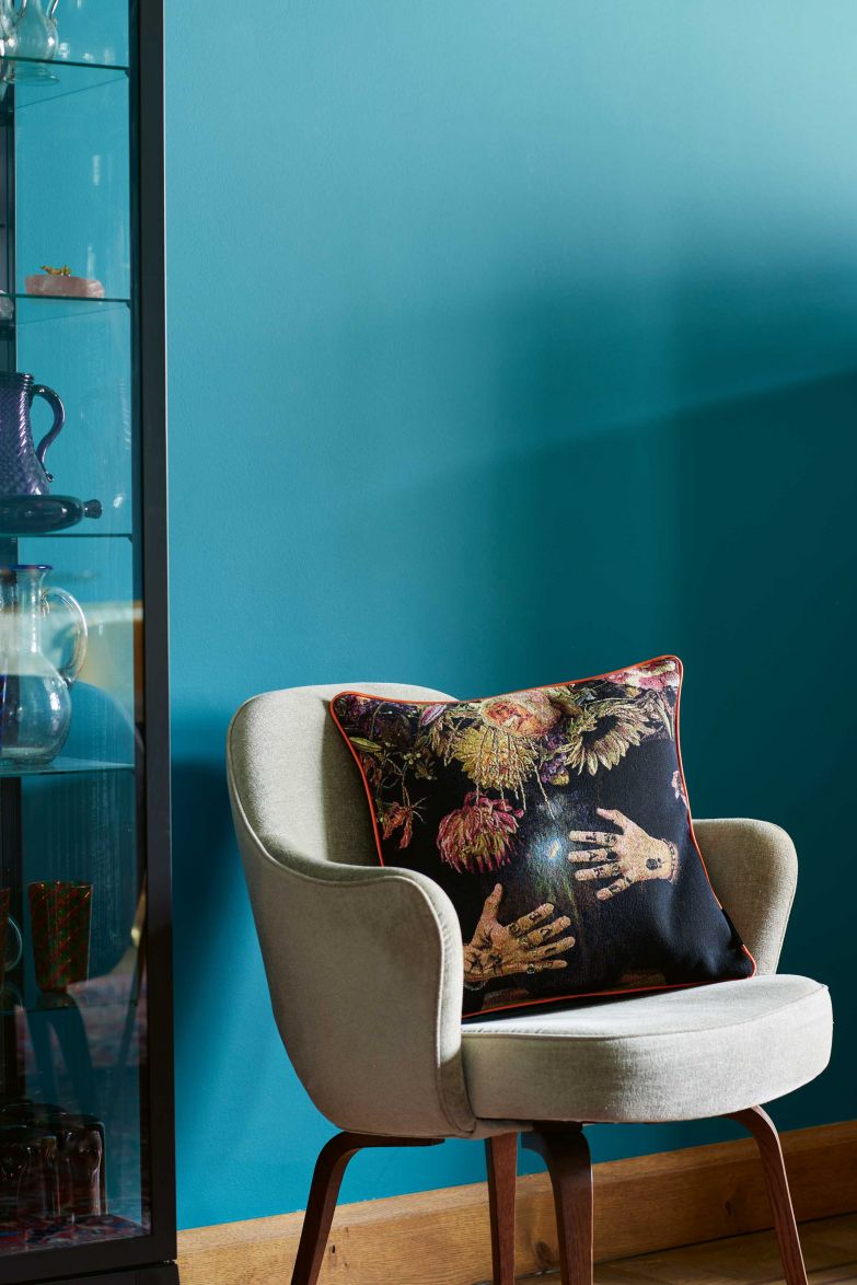 Die Liebe zu Kunst und Textilien brachte das belgische Label dazu, selbst entworfene und kunstvoll gewebte Objekte zu entwickeln. Zur neusten Kollektion «Give & Take», bestehendaus Kissen, Wandbildern und Raumteilern, inspirierte ein üppiges Blumenbouquet, das vom berühmten Amsterdamer Blumenstylisten Menno Kroon kreiert und von Altmeister Jan Davidsz de Heem gemalt wurde. MEISTERWERKE.BE