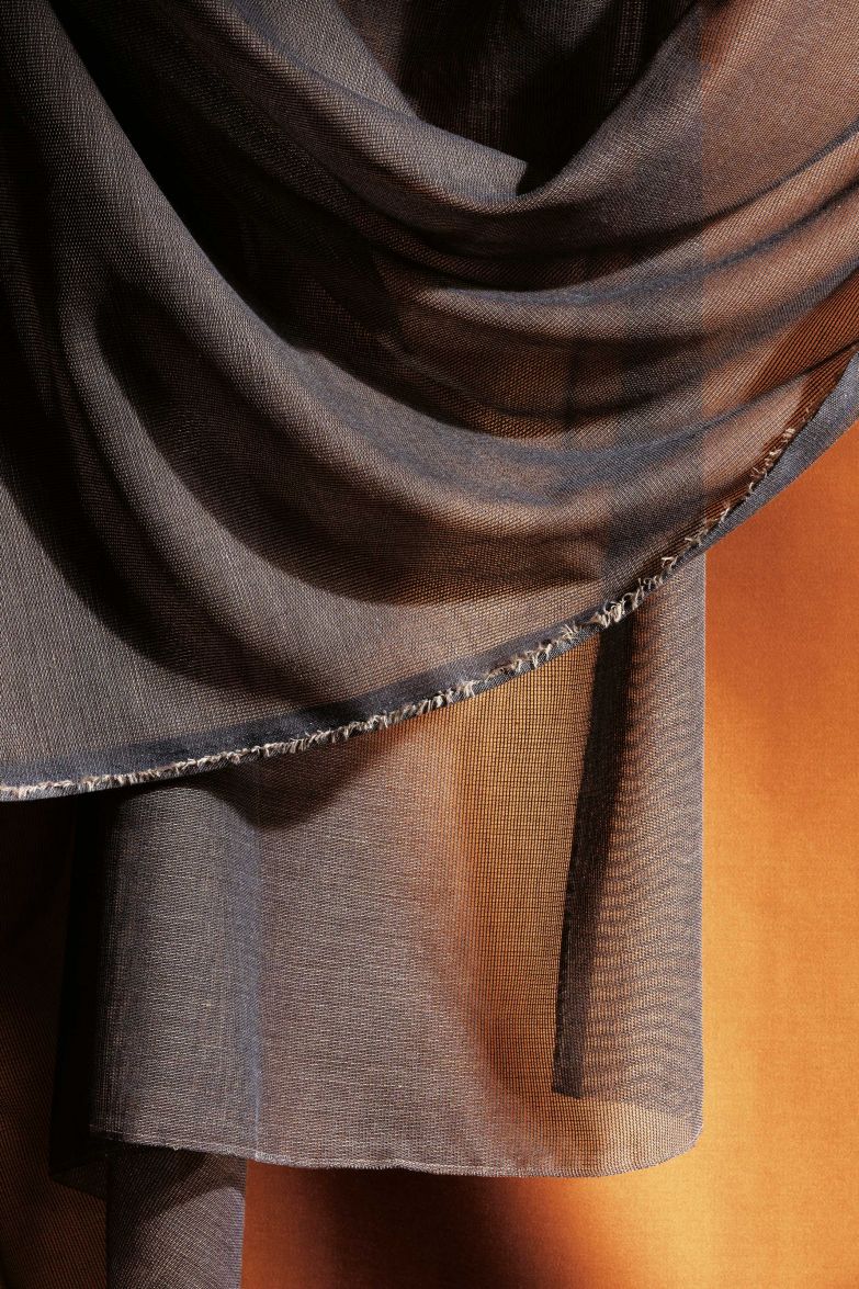 Die Schönheit Persiens in eindringlich atmosphärischen Stoffen beschreibt das Ergebnis der Zusammenarbeit mit dem Architekten und Designer Hadi Teherani am treffendsten. Die Textilkollektion «Contemporary Persia» umfasst unter anderem den matten, transparenten Vorhangstoff «Aramesh», der mit seiner zweifarbig gewebten Struktur für Ausgeglichenheit im Raum sorgt. FISCHBACHER.COM