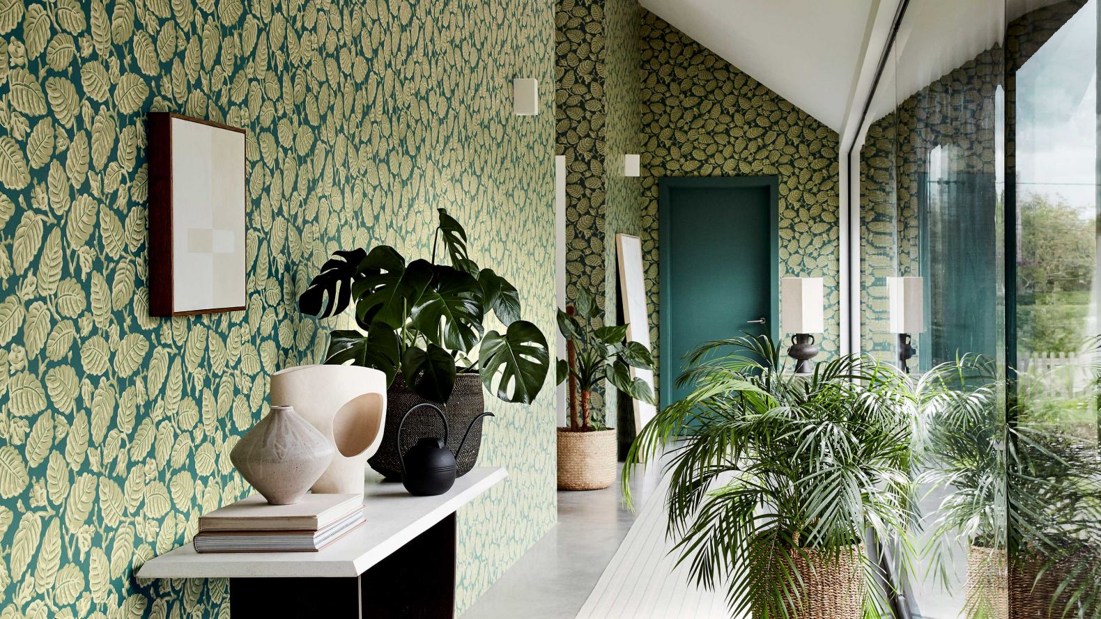 Es ist bereits die zweite Kollektion, die das Unternehmen zusammen mit dem National Trust, Europas grösster Denkmalschutzorganisation, lanciert. Sieben Designs in 42 Farben umfasst die Serie, deren Entwürfe aus der georgianischen und viktorianischen Zeit stammen. Im Bild: Tapete «Beech Nut – Florence» in den Farben Slaked Lime 105 und Tea with Florence 310. LITTLEGREENE.COM