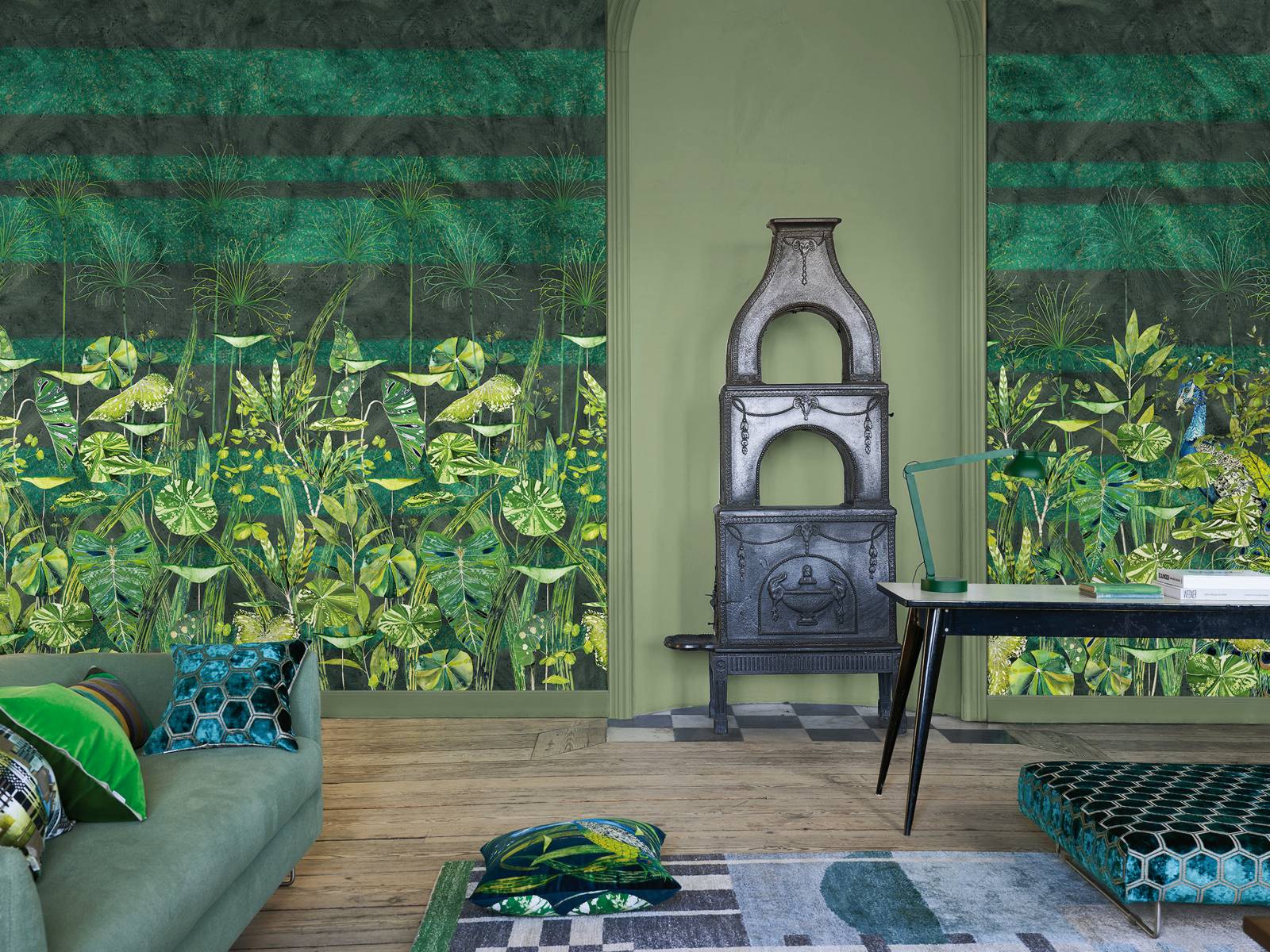 Auch ohne gärtnerisches Know-how gedeihen diese Pflanzen, Blätter und Palmen prächtig: In leuchtenden Viridian-Tönen, Farbnuancen zwischen Blau und Grün, sorgt «Arjuna Leaf» für eine tropische Atmosphäre im Wohnraum. Erhältlich als Tapete oder auf Stoff gedruckt. Designers Guild.