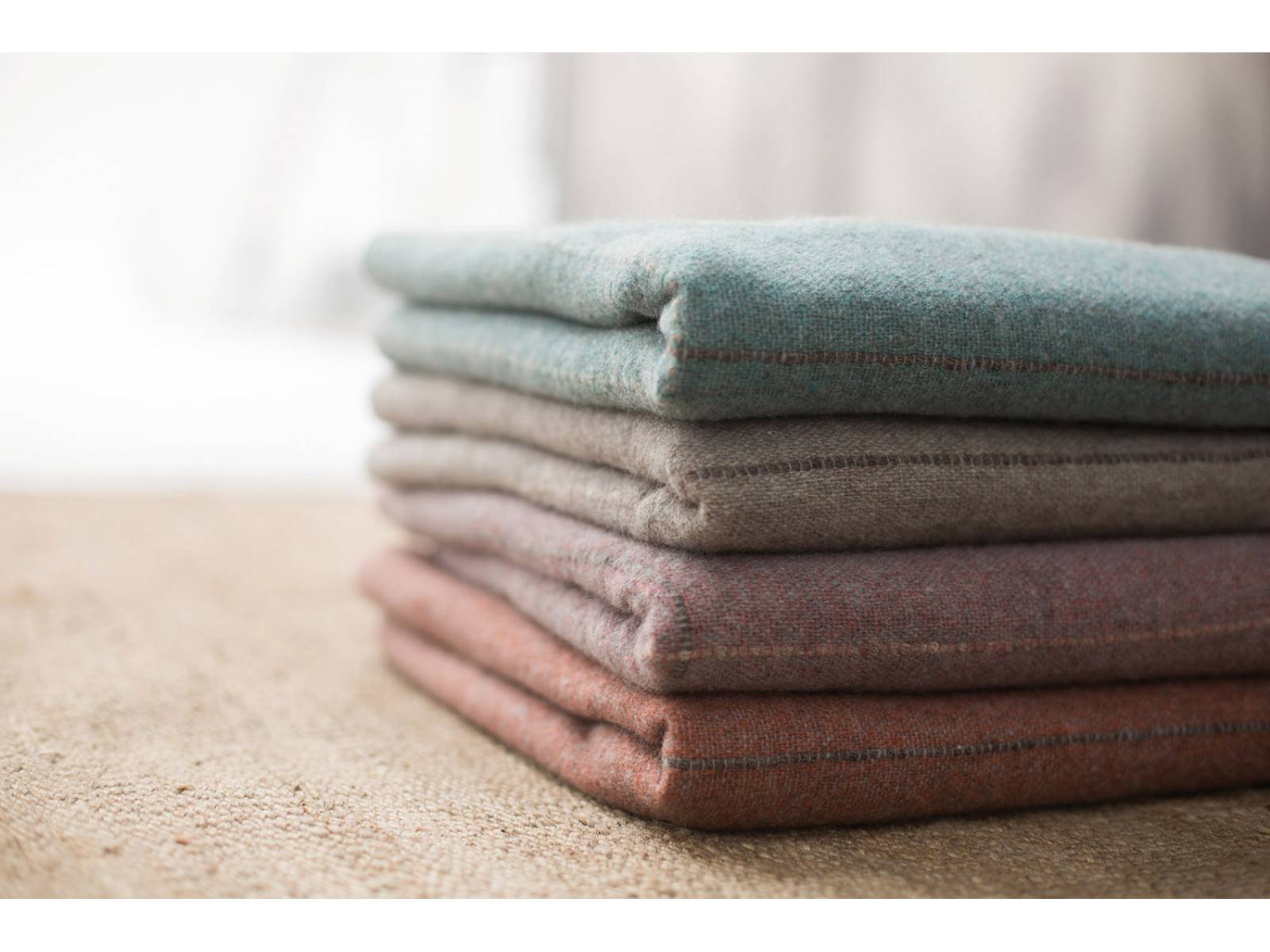 Plaids, Tagesdecken, Kissen und Schals aus Yakwolle einer mongolischen Nomadengenossenschaft sowie ökologischer Merinowolle eines kleinen Bauernhofes in der Provence: Bei der Herstellung der Kollektion «Nomad» liegt der Fokus auf (sozialer) Nachhaltigkeit. Teixidors.