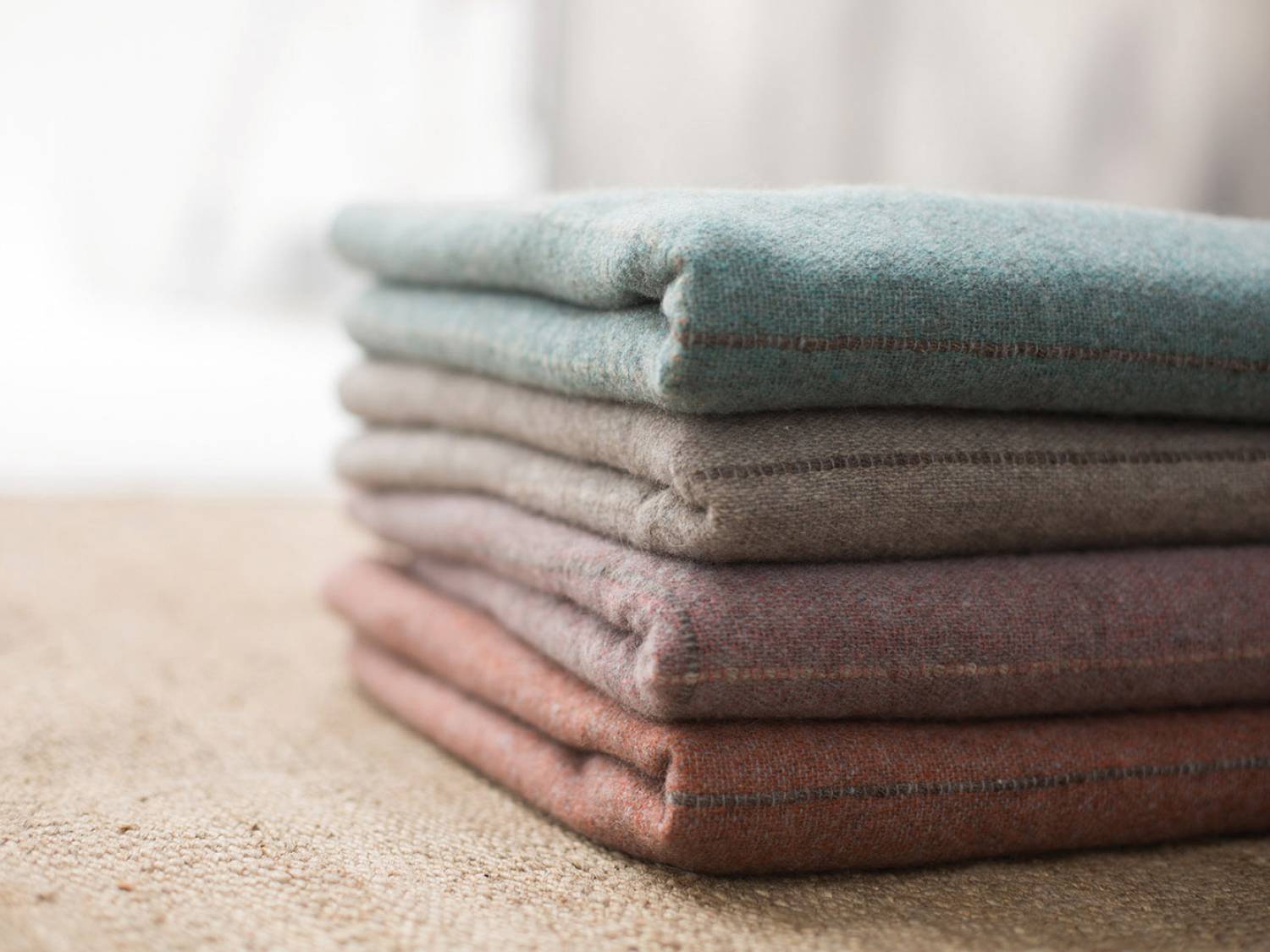 Plaids, Tagesdecken, Kissen und Schals aus Yakwolle einer mongolischen Nomadengenossenschaft sowie ökologischer Merinowolle eines kleinen Bauernhofes in der Provence: Bei der Herstellung der Kollektion «Nomad» liegt der Fokus auf (sozialer) Nachhaltigkeit. Teixidors.