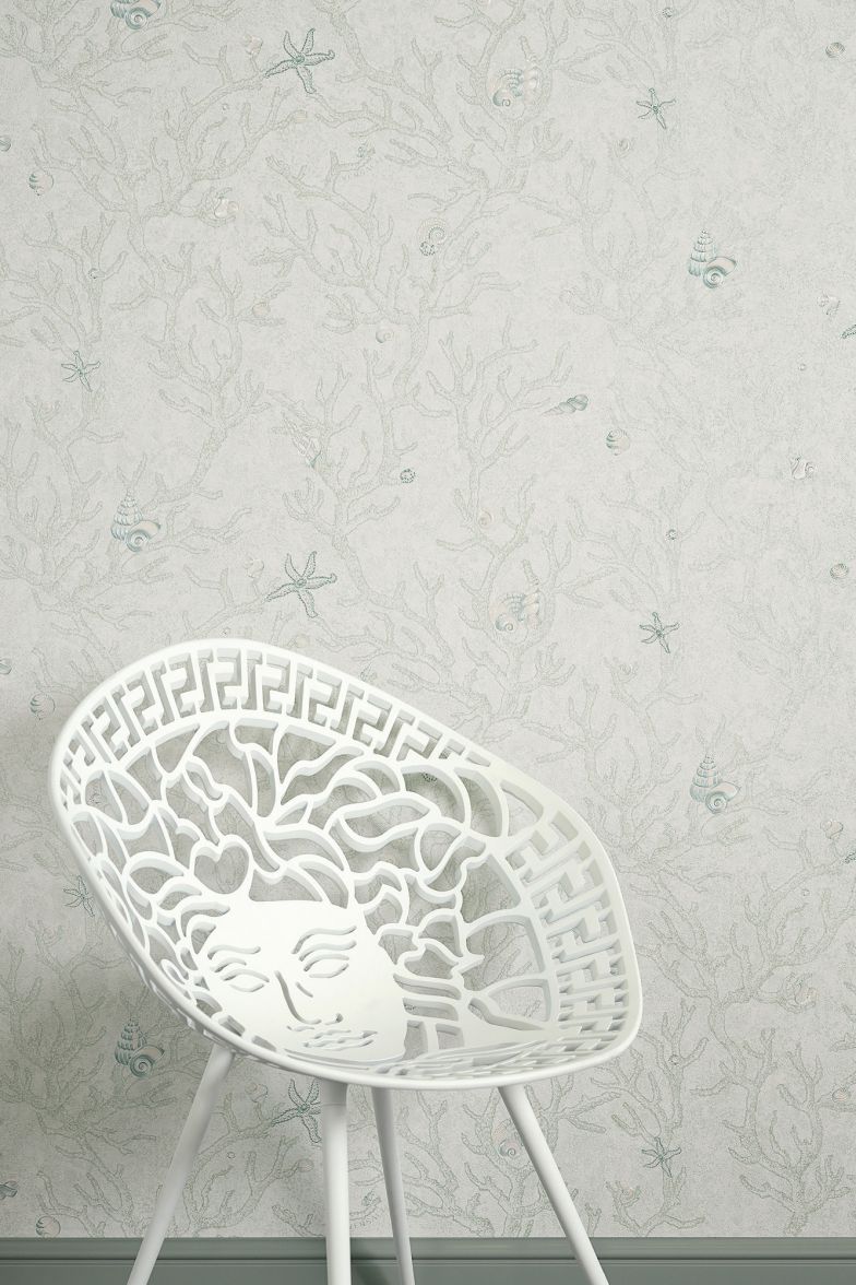 Eintauchen in die Tiefen des Meeres: «Les Etoiles de la Mer» zeigt die wohlbehüteten Schätze des Poseidon – Seesterne, Perlen und Muscheln, umrahmt von Korallenzweigen. Versace Home.