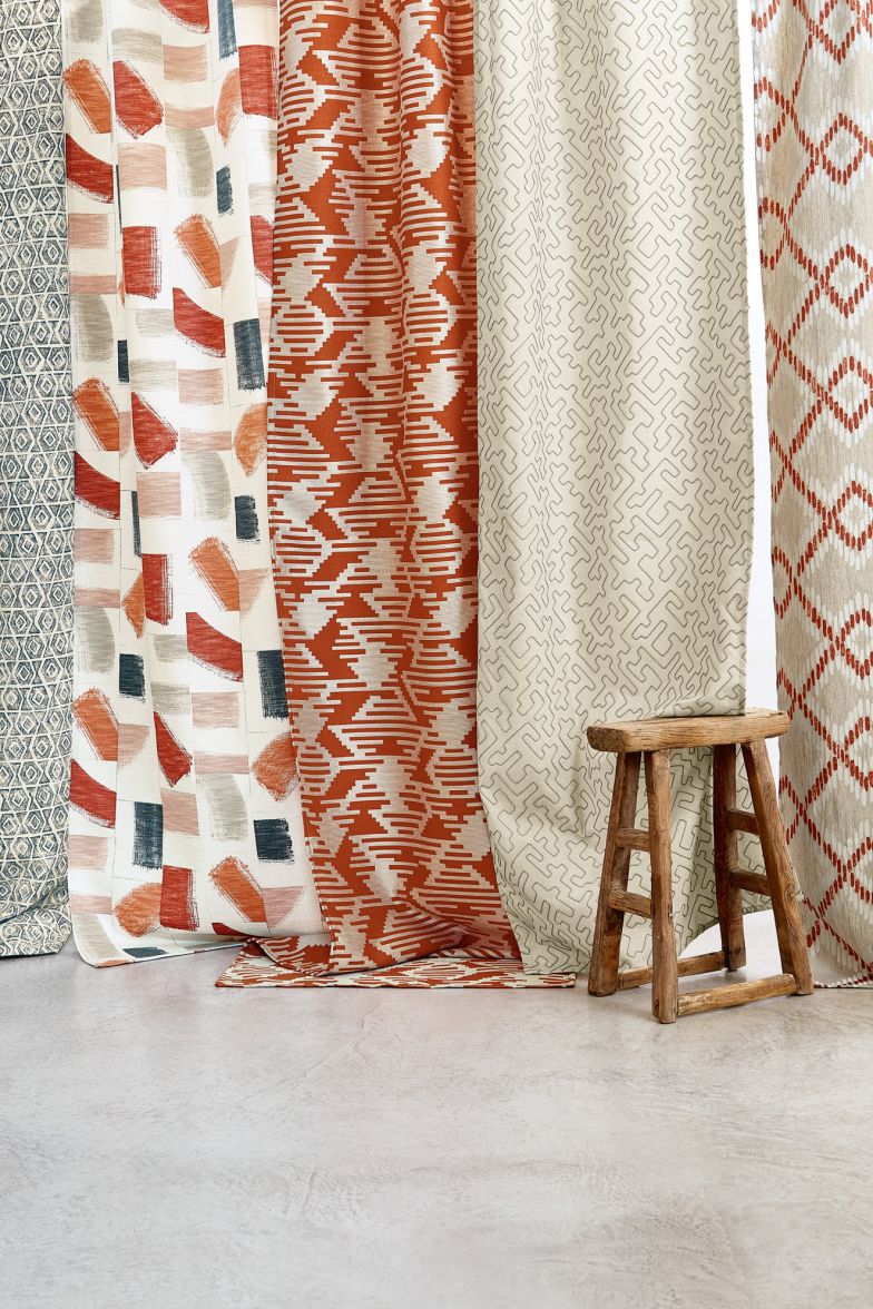Die Kollektion «Huari» lebt von abstrakten Formen aus starken Pinselgestrichen. Auf dem bedruckten Baumwoll-Leinen-Gemisch entsteht so die Dynamik eines handgemalten Kunstwerks. Villa Nova.