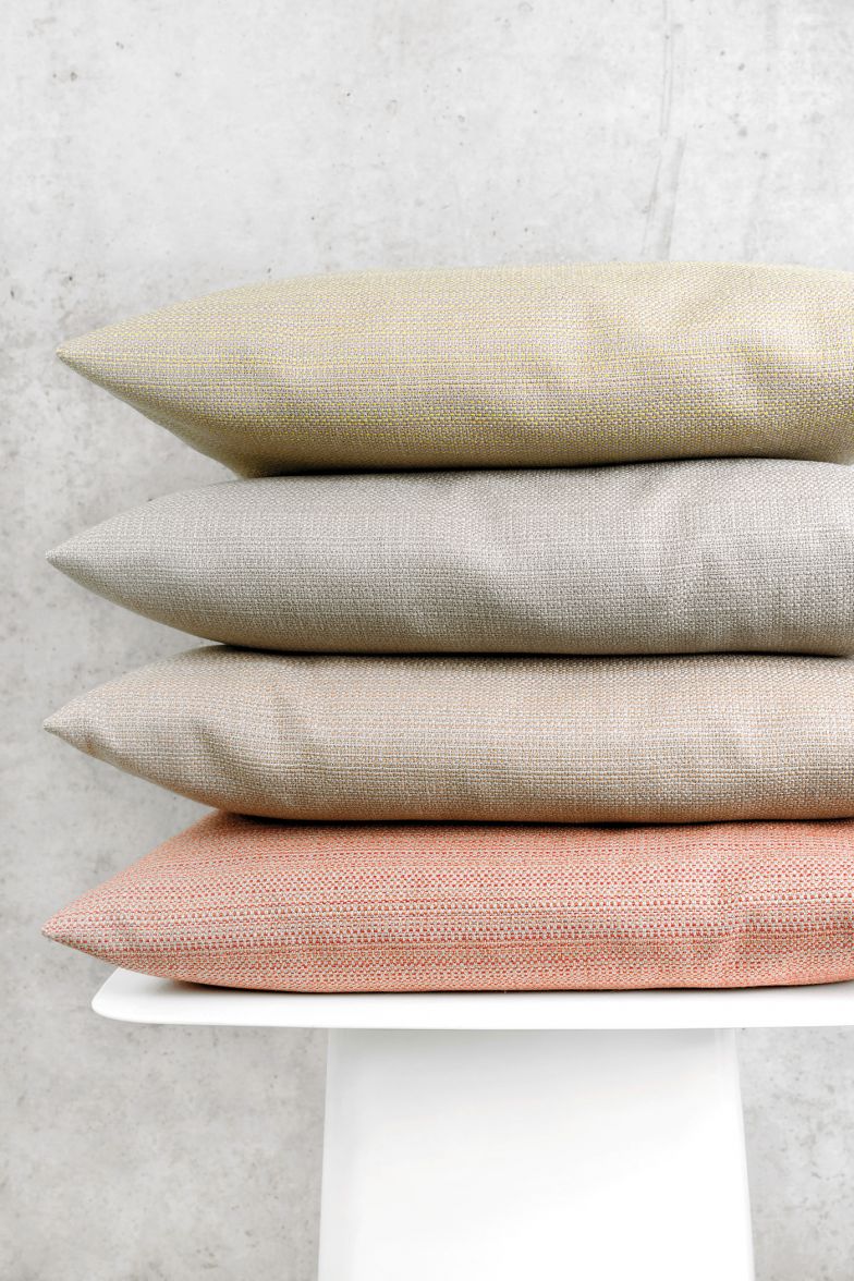 Der lebendige Charakter von Woll-Gewebe «Mira X Allegro» entsteht durch das unregelmässige Farbspiel. Dieses sorgt neben der schönen Optik dafür, dass Flecken praktischerweise kaum wahrgenommen werden. Tisca Tischhauser.