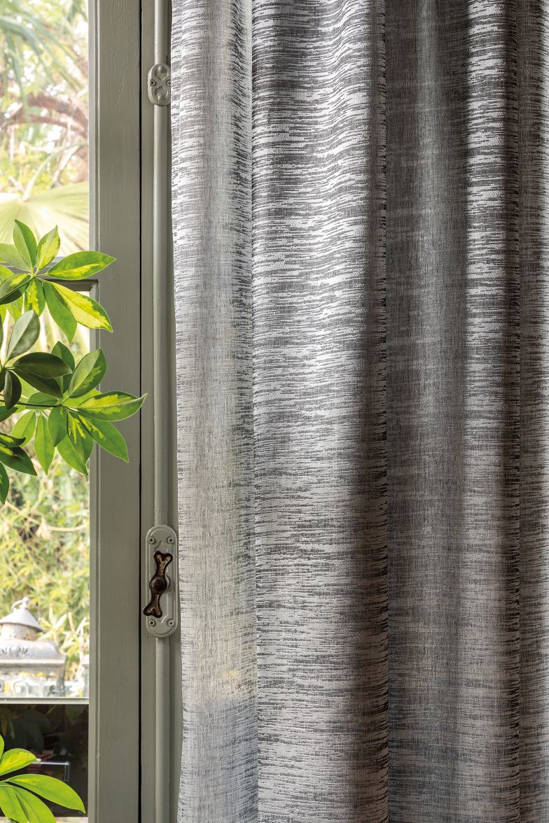 Unregelmässige Querstreifen verleihen dem Faux-Uni «Massi» den Charme einer Vintage-Oberfläche. Das weiche, sanft fallende Jaquardgewebe ist in fünf Farben erhältlich. Christian Fischbacher.