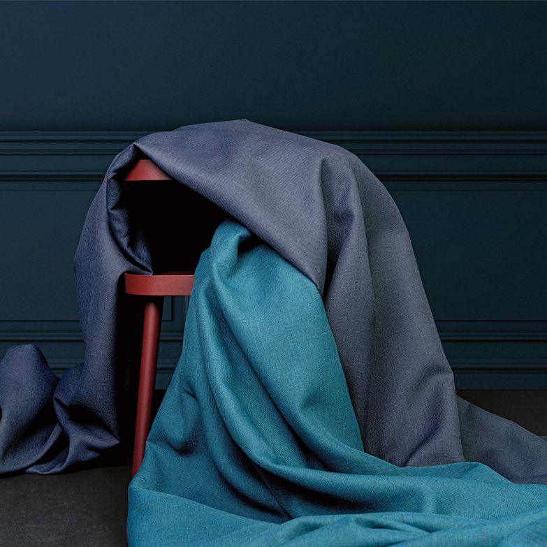 «Mira X Lani» hat einen leinenähnlichen Charakter, der durch das Verweben zweier unterschiedlicher Polyesterkomponenten entsteht. Erhältlich in 20 Farbvarianten, hier in Petrol und Linde. TISCA.COM