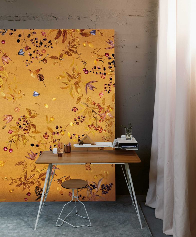 «Dorato» heisst ein neues Tapeten-Dessin des Textilherstellers, für das er ein bestehendes Sujet aus der Stoffkollektion «Seeking Beauty» eingesetzt hat. Die Vinyltapete kann dank Digitaldruckverfahren individuell auf Mass gefertigt werden. In zwei Kolorits erhältlich. FISCHBACHER.CH