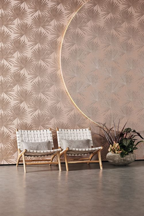 Ein charaktervolles Palmenmotiv, das durch seine zarte Textur fast dreidimensional wirkt, ziert die Tapete «Pacaya» aus der Japura-Kollektion. Es gibt sie in zehn Farbtönen, hier in der Version Wild Rose. Romo.