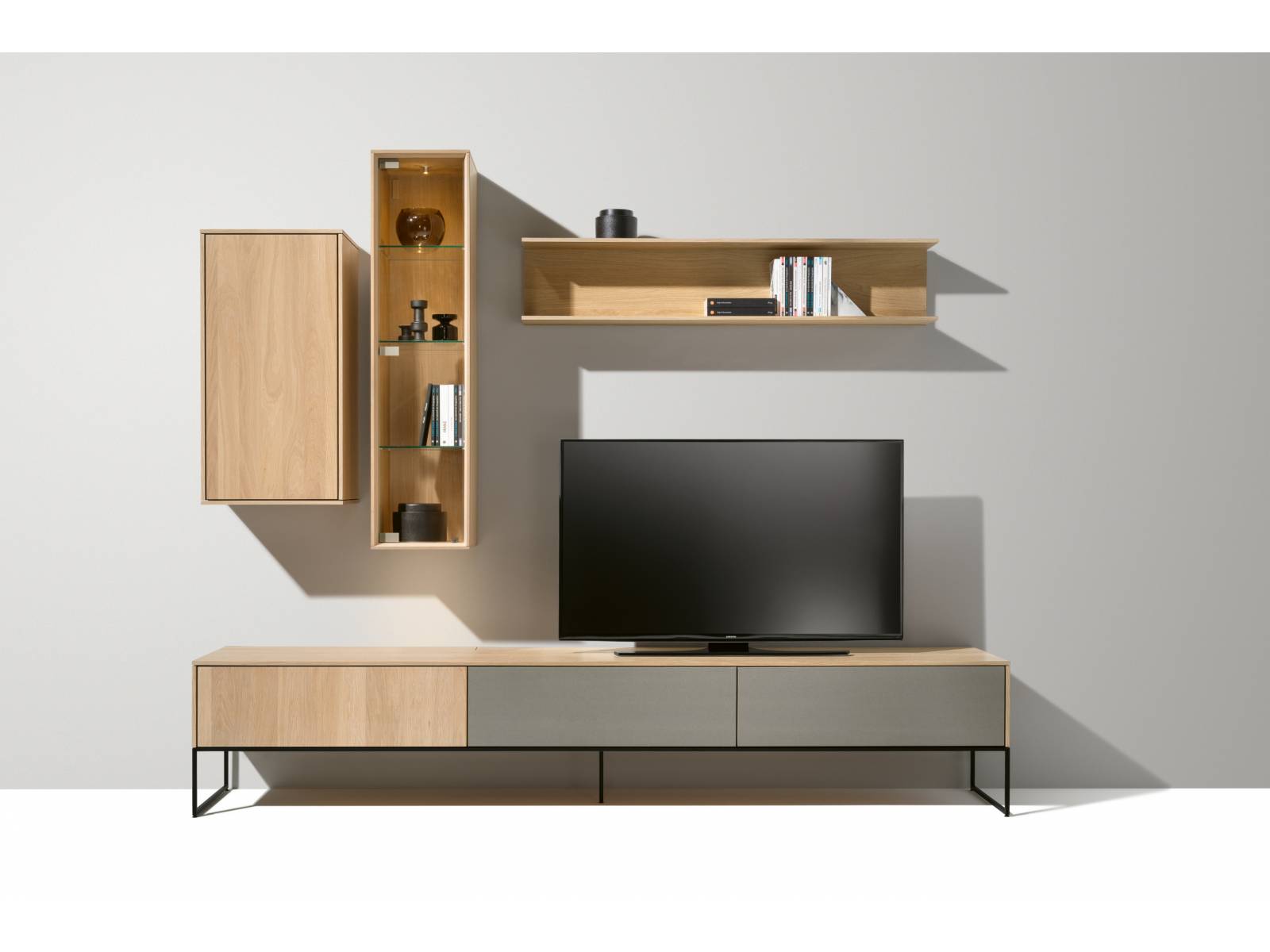 Was aussieht wie ein TV-Möbel, ist auch ein TV-Möbel. Und zwar ein ganz spezielles, welches mit Akustikstoff und Naturholzkörper seine Aufwartung macht. Ein intelligentes Belüftungssystem verhindert das Überhitzen der Geräte. Team7.