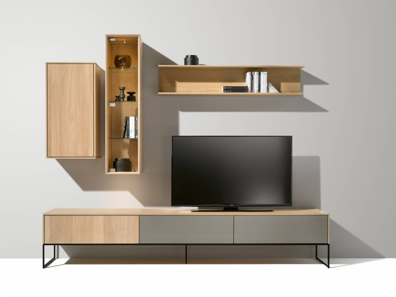 Was aussieht wie ein TV-Möbel, ist auch ein TV-Möbel. Und zwar ein ganz spezielles, welches mit Akustikstoff und Naturholzkörper seine Aufwartung macht. Ein intelligentes Belüftungssystem verhindert das Überhitzen der Geräte. Team7.