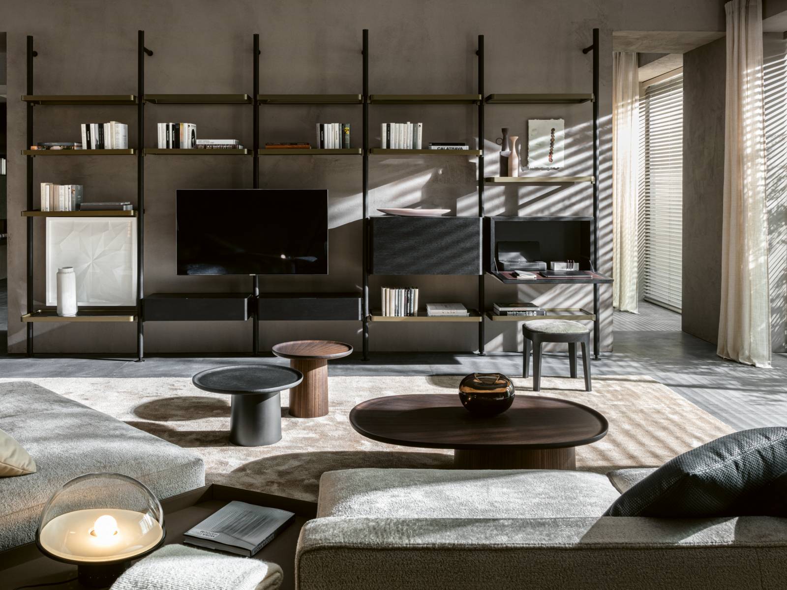 «Hector» ist das erste modulare Bücherregal von Vincent van Duysen. Wie eine allumsichtige Skulptur kann es mitten im Raum, aber auch entlang der Wand stehen. Neben geschlossenen Modulen lässt sich auch ein kleines Schreibpult integrieren. Molteni.