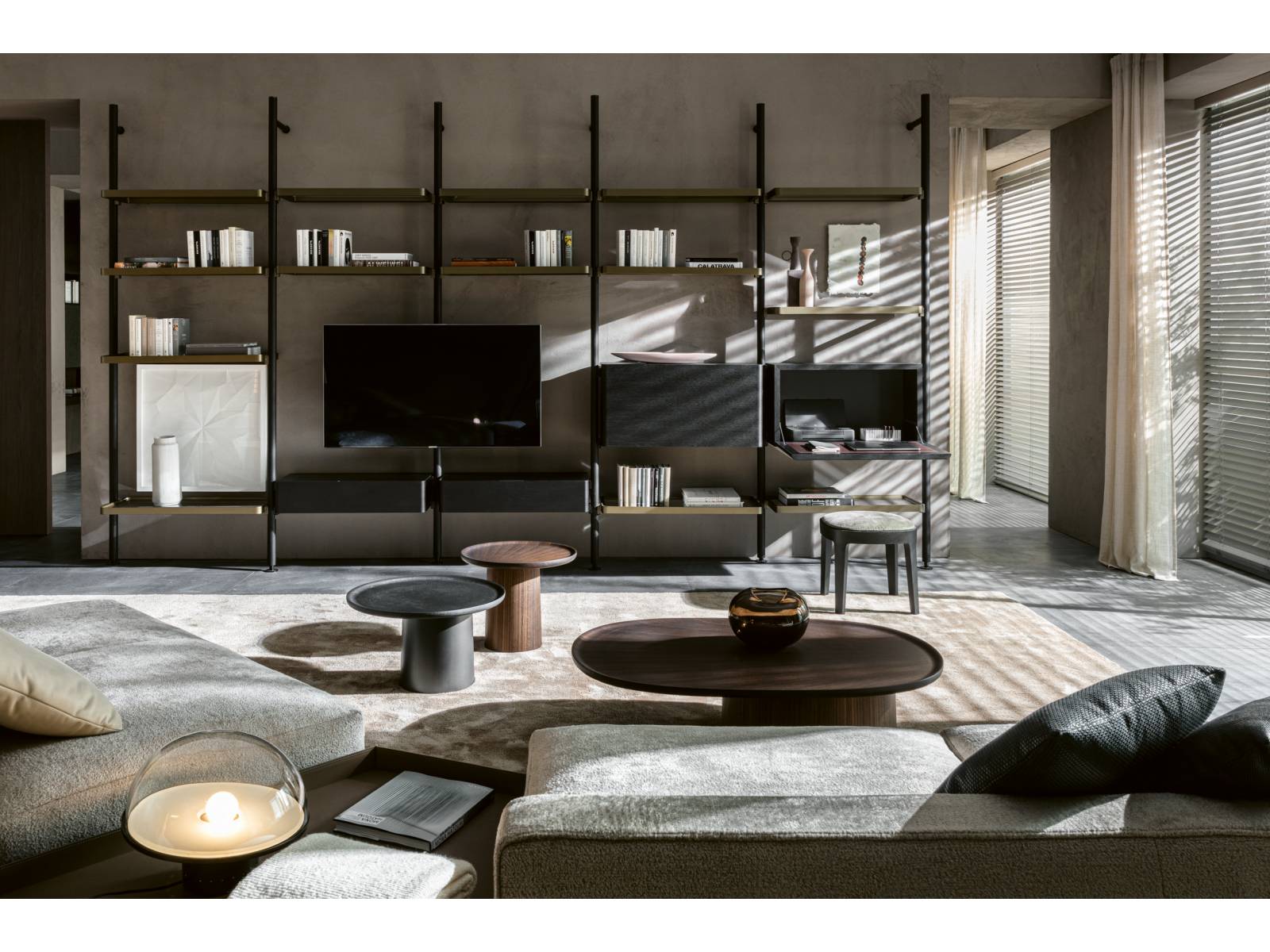 «Hector» ist das erste modulare Bücherregal von Vincent van Duysen. Wie eine allumsichtige Skulptur kann es mitten im Raum, aber auch entlang der Wand stehen. Neben geschlossenen Modulen lässt sich auch ein kleines Schreibpult integrieren. Molteni.