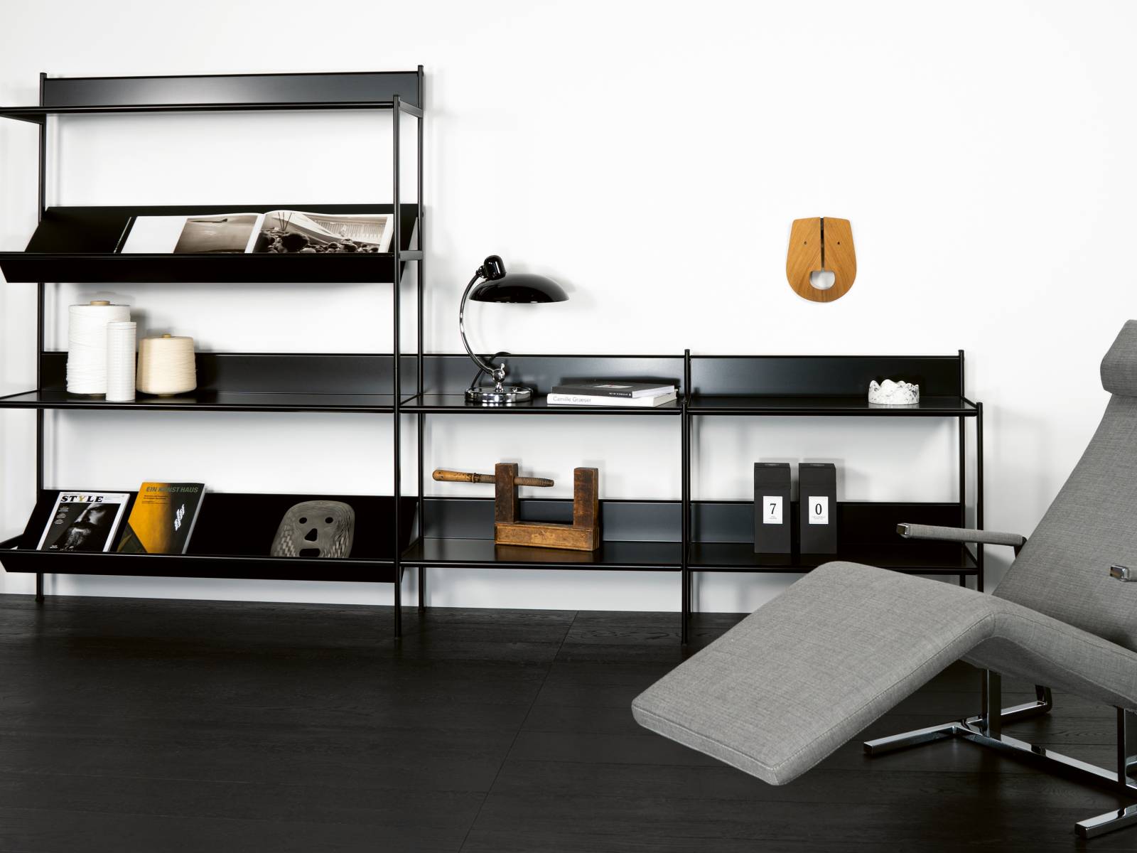 Das modulare Regalsystem Wogg 70 besteht aus einer feinen Stahlrohr-Struktur und zweiseitig verwendbaren Regalböden. Doch während der Rahmen verschweisst und verschraubt ist, sind die Böden nur eingehängt. L-förmig gefaltet lassen sie sich als einfache Ablage- oder geneigte Präsentationsfläche nutzen. Wogg.