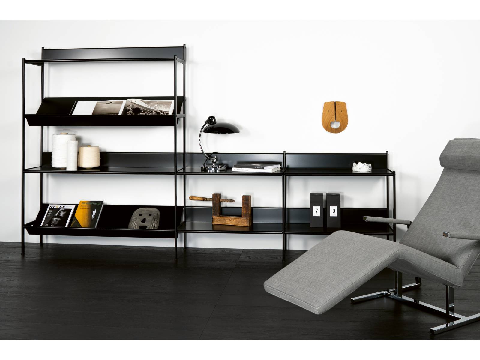 Das modulare Regalsystem Wogg 70 besteht aus einer feinen Stahlrohr-Struktur und zweiseitig verwendbaren Regalböden. Doch während der Rahmen verschweisst und verschraubt ist, sind die Böden nur eingehängt. L-förmig gefaltet lassen sie sich als einfache Ablage- oder geneigte Präsentationsfläche nutzen. Wogg.