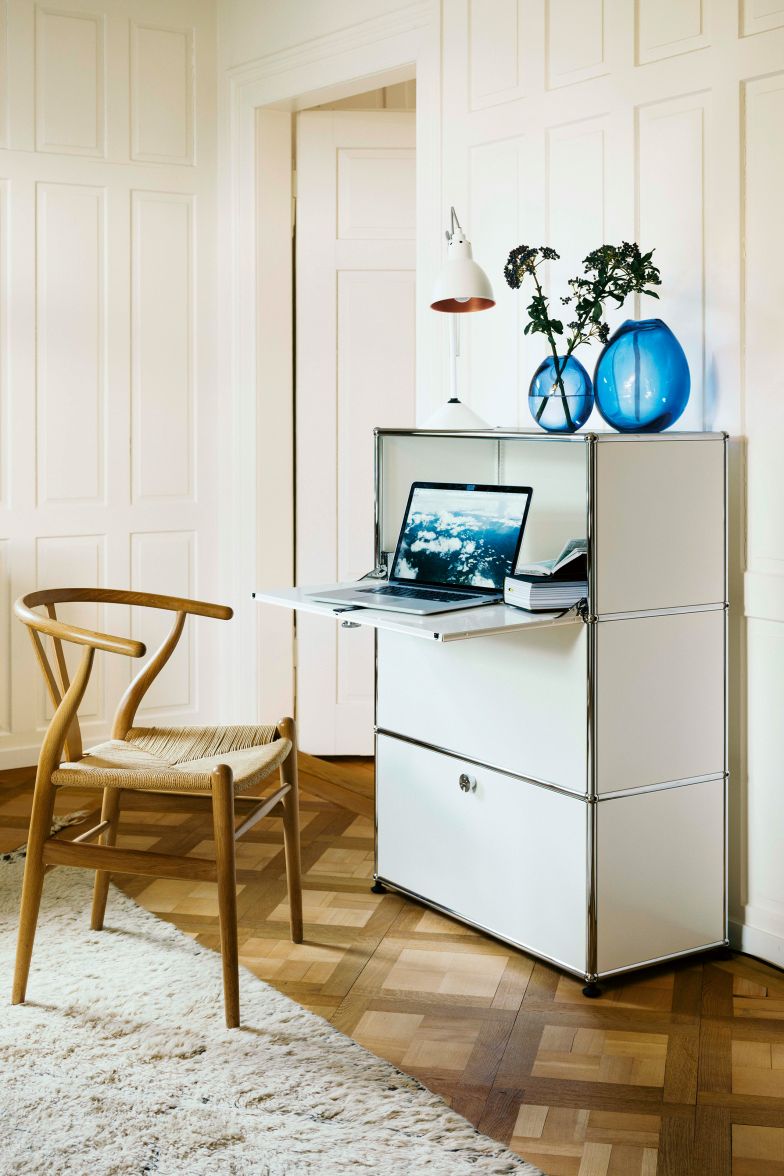 Die verschraubten Stahlkonstruktionen des Münsinger Herstellers sind der Büroklassiker schlechthin. Doch mittlerweile findet man die stabilen Stauraummöbel längst auch in der Privatwohnung. USM.