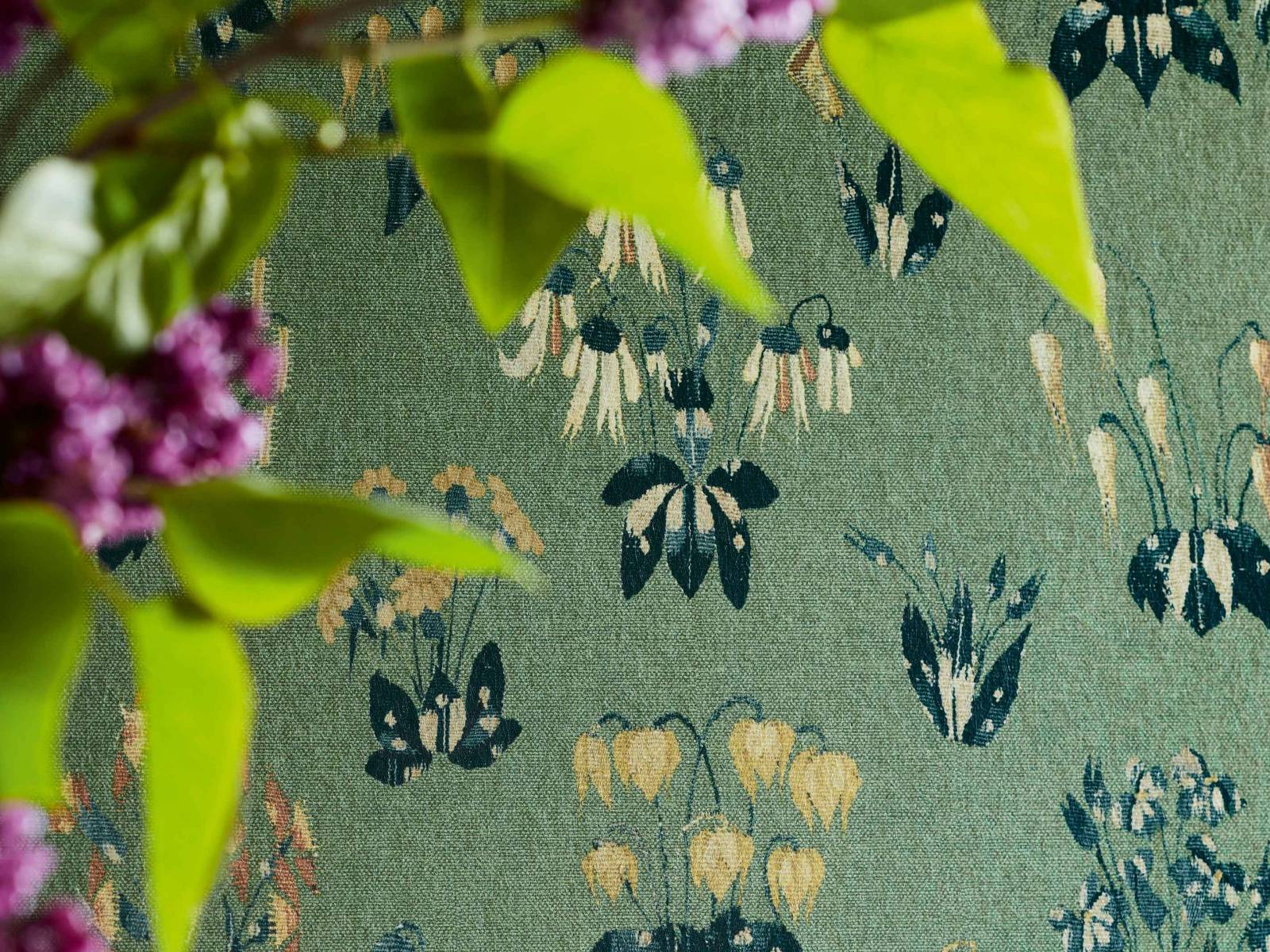 Es ist bereits die zweite Kollektion, die das Unternehmen zusammen mit dem National Trust, Europas grösster Denkmalschutzorganisation, lanciert. Sieben Designs in 42 Farben umfasst die Serie, deren Entwürfe aus der georgianischen und viktorianischen Zeit stammen. Im Bild: Tapete «Millefleur» in der Farbe Garden. Little Greene.