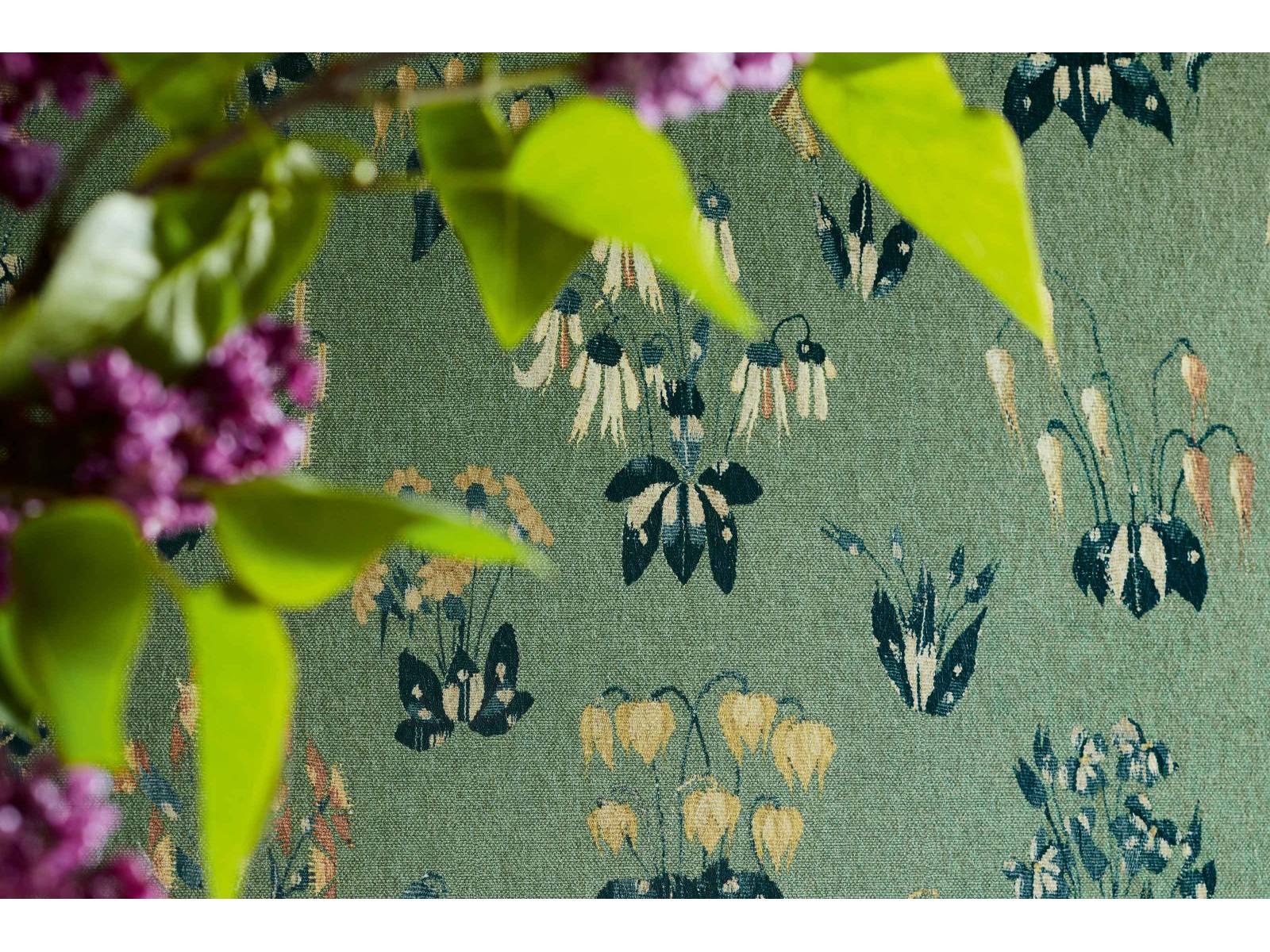 Es ist bereits die zweite Kollektion, die das Unternehmen zusammen mit dem National Trust, Europas grösster Denkmalschutzorganisation, lanciert. Sieben Designs in 42 Farben umfasst die Serie, deren Entwürfe aus der georgianischen und viktorianischen Zeit stammen. Im Bild: Tapete «Millefleur» in der Farbe Garden. Little Greene.