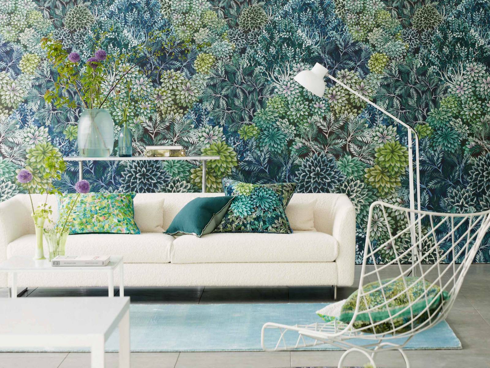 Bäume, Blätter und Blüten – Ton in Ton – zieren die Tapete aus der «Madhya»-Kollektion und versetzen den Raum in einen üppigen, exotischen Wald. Drei Farbvarianten gibt es von den auf einen glatten Vliesgrund gedruckten Tapeten. Diese Variante hier nennt sich «Azur» Designers Guild.