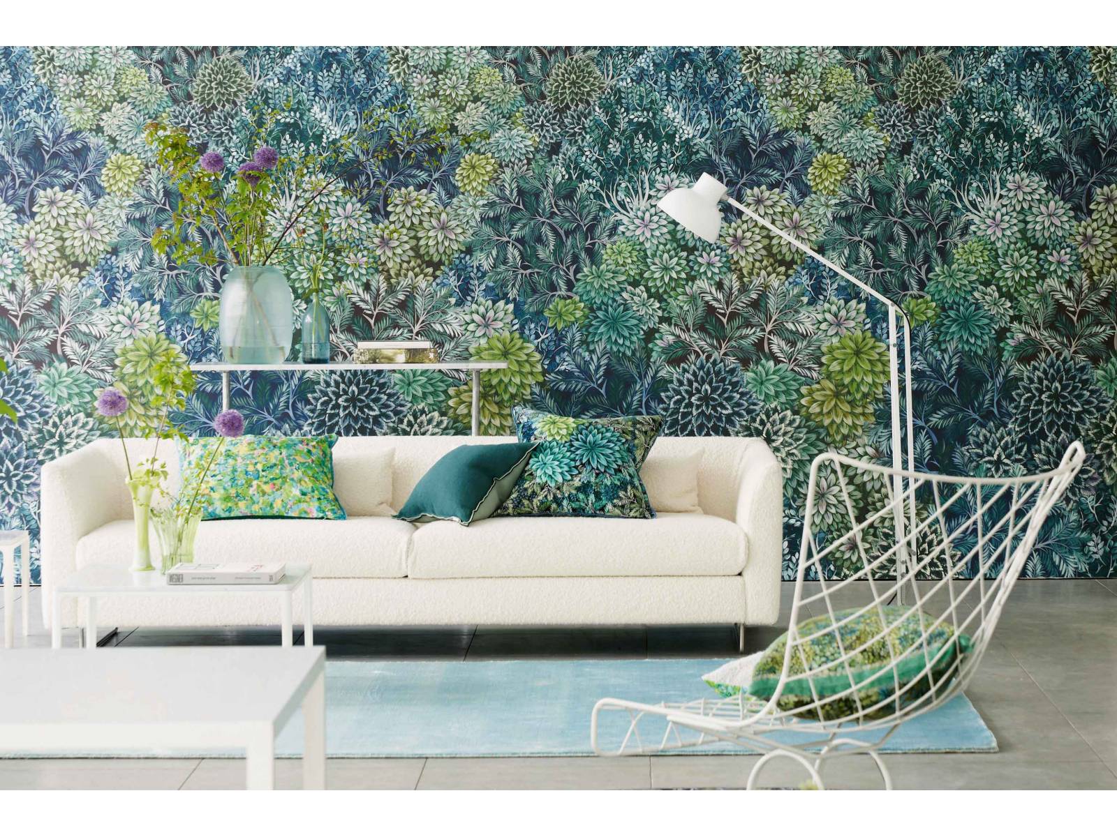 Bäume, Blätter und Blüten – Ton in Ton – zieren die Tapete aus der «Madhya»-Kollektion und versetzen den Raum in einen üppigen, exotischen Wald. Drei Farbvarianten gibt es von den auf einen glatten Vliesgrund gedruckten Tapeten. Diese Variante hier nennt sich «Azur» Designers Guild.