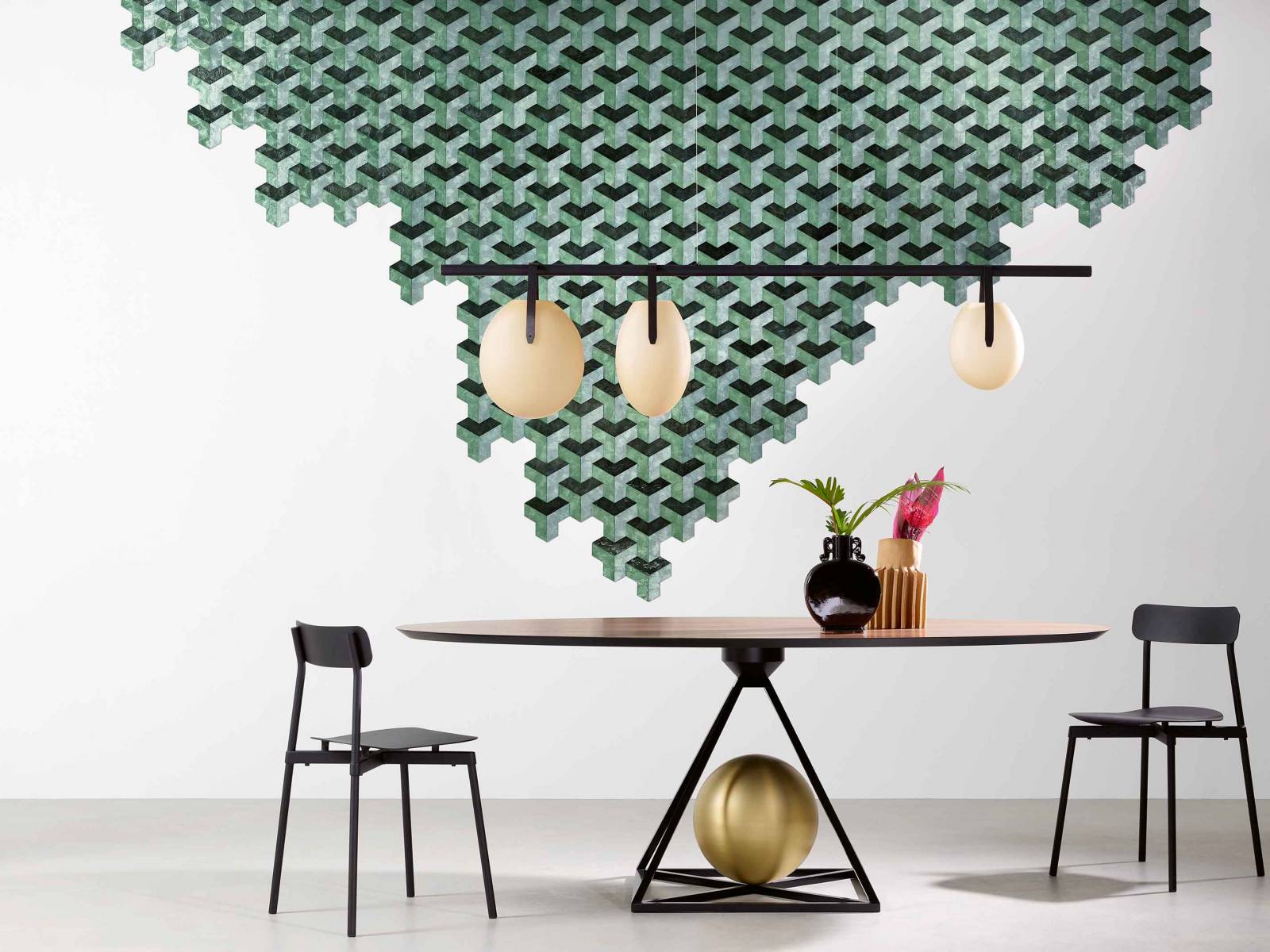 Das Material für die Wandbekleidung «Samal» stammt von den austernförmigen Muscheln Capiz, die handkoloriert, zurechtgeschnitten und in geometrische Muster eingelegt werden. Das Perlmutt der Muscheln sorgt je nach Lichteinfall für überraschende Farbnuancen. Arte International.