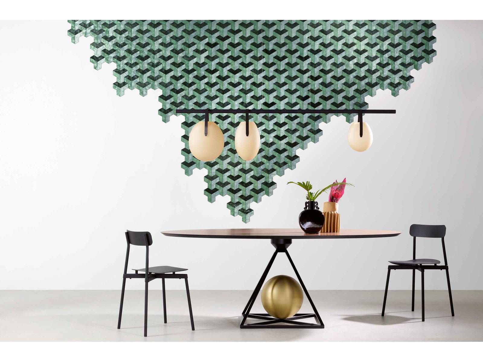 Das Material für die Wandbekleidung «Samal» stammt von den austernförmigen Muscheln Capiz, die handkoloriert, zurechtgeschnitten und in geometrische Muster eingelegt werden. Das Perlmutt der Muscheln sorgt je nach Lichteinfall für überraschende Farbnuancen. Arte International.