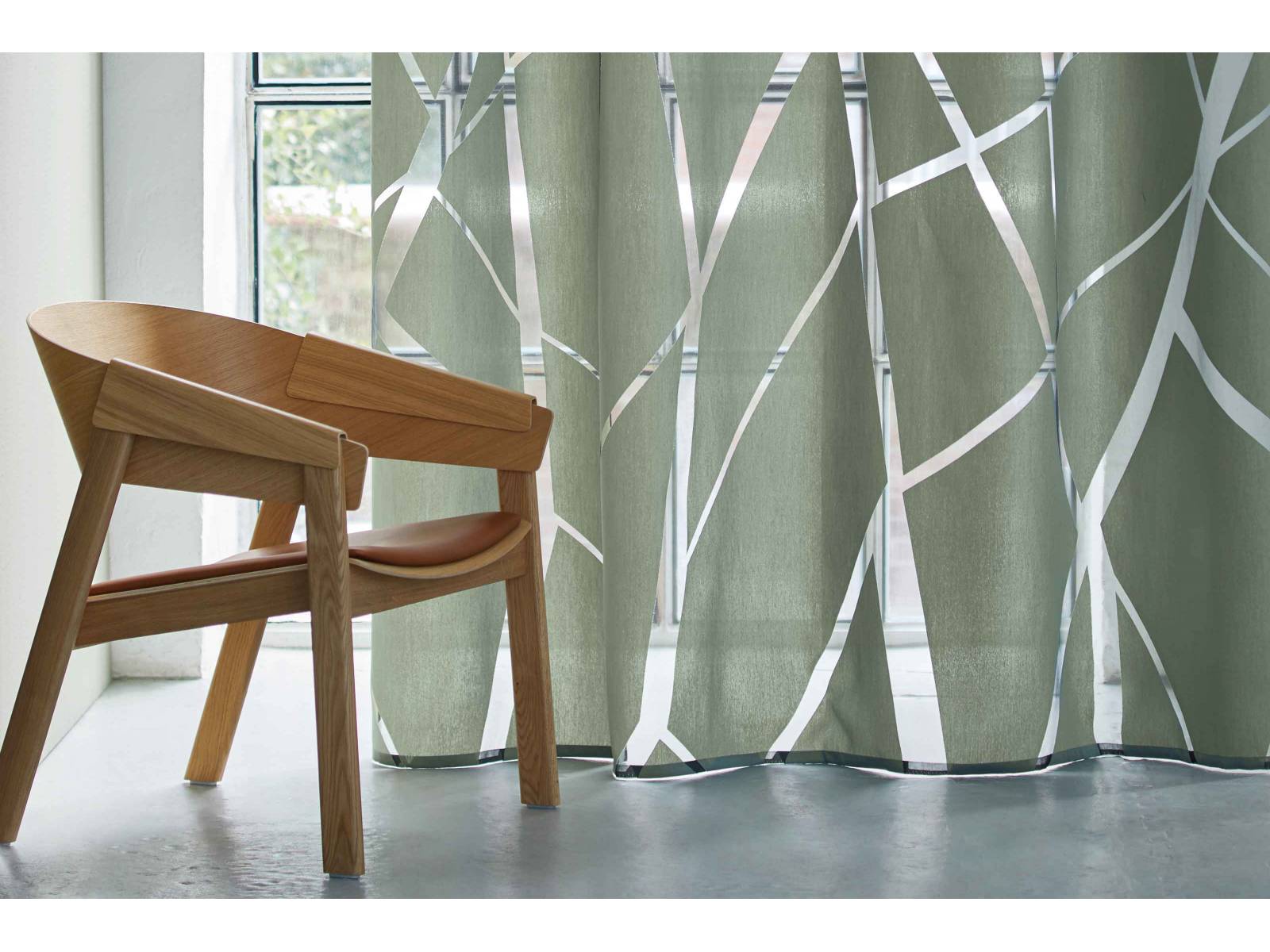 «Joy of Life» ist bei dieser Textilkollektion Programm und macht mit ihren elf verschiedenen Produkten richtig Freude. Von bunt bis knallig, über Spiegelfolien, Pailletten oder Stickereien zieren verschiedene Materialien die Stoffe. Im Bild: der halbtransparente Vorhang «Loft», der reversibel einsetzbar ist. Création Baumann.