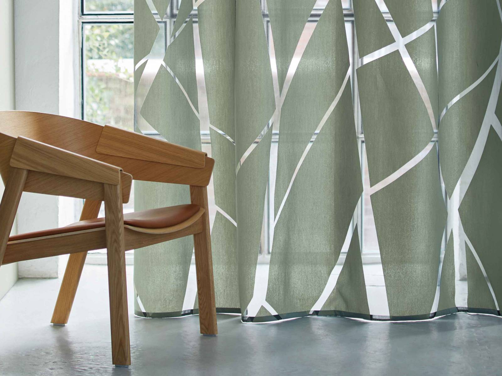 «Joy of Life» ist bei dieser Textilkollektion Programm und macht mit ihren elf verschiedenen Produkten richtig Freude. Von bunt bis knallig, über Spiegelfolien, Pailletten oder Stickereien zieren verschiedene Materialien die Stoffe. Im Bild: der halbtransparente Vorhang «Loft», der reversibel einsetzbar ist. Création Baumann.