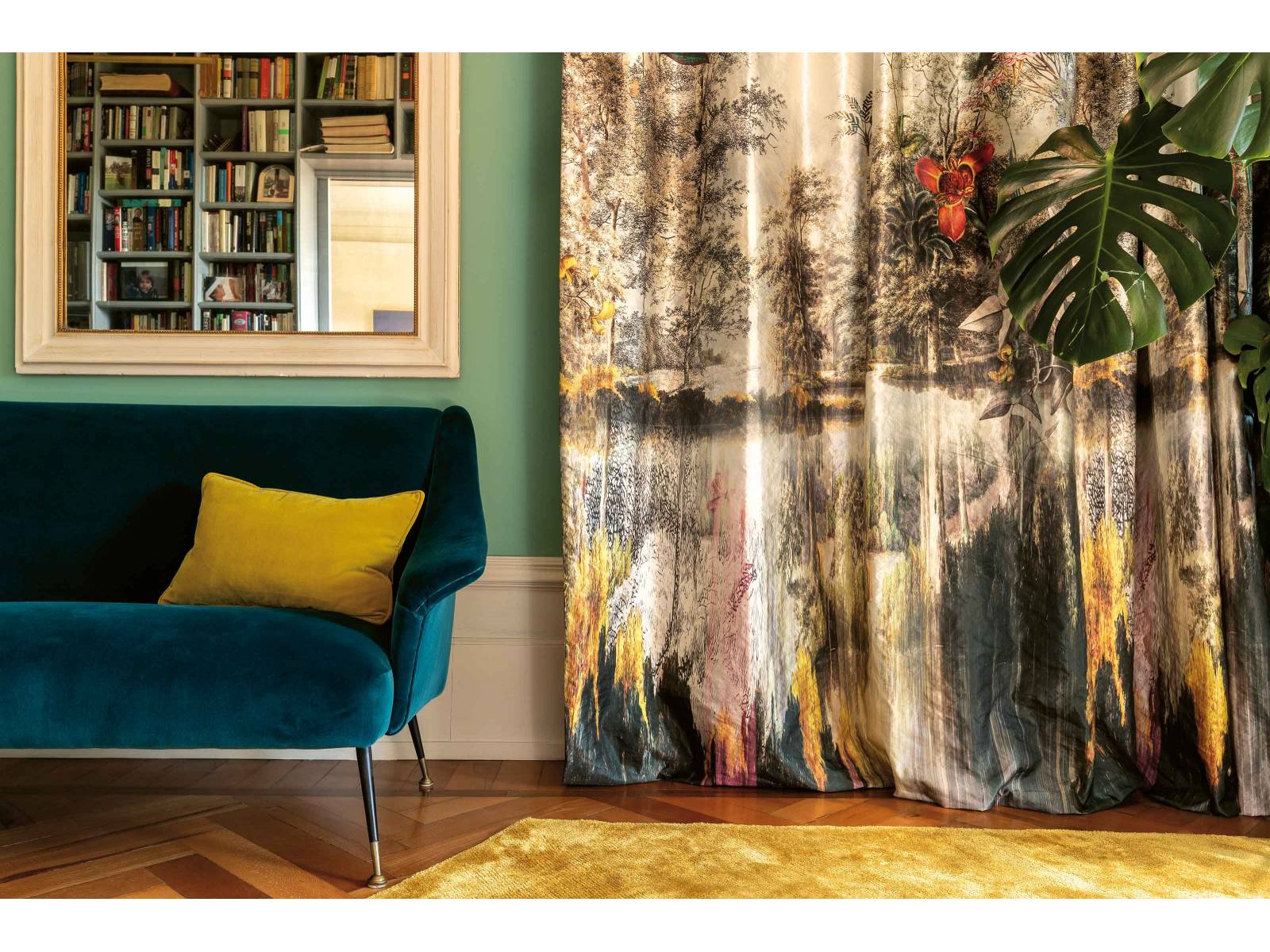 Es sind Motive aus den digitalen Archiven des Rijks-Museums in Amsterdam und der New York Public Library, welche den Vorhangstoff «Newtopia» zieren. Dabei wurden verschiedene Szenen zu einer fantastischen Welt zusammengestellt, die auch bei längerem Betrachten immer wieder Neues entdecken lässt. Die Sujets gibt es auch auf Tapete. Christian Fischbacher.