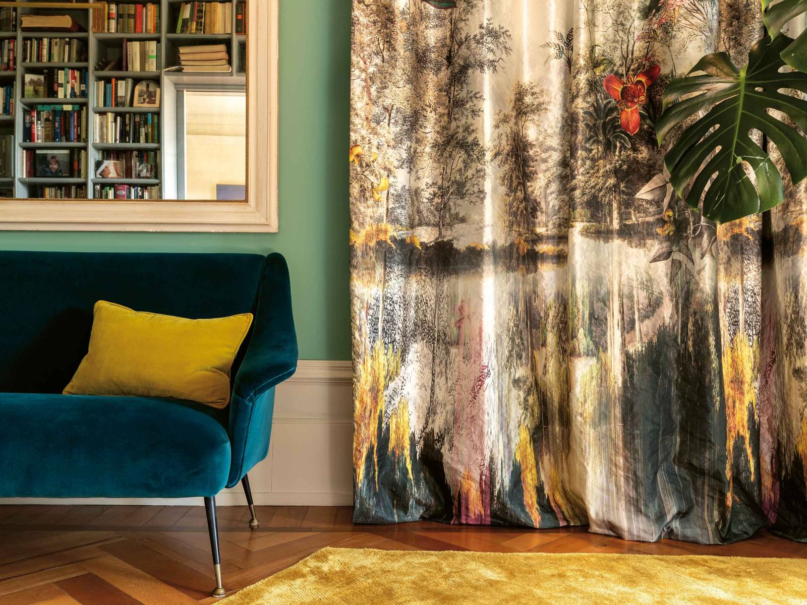 Es sind Motive aus den digitalen Archiven des Rijks-Museums in Amsterdam und der New York Public Library, welche den Vorhangstoff «Newtopia» zieren. Dabei wurden verschiedene Szenen zu einer fantastischen Welt zusammengestellt, die auch bei längerem Betrachten immer wieder Neues entdecken lässt. Die Sujets gibt es auch auf Tapete. Christian Fischbacher.