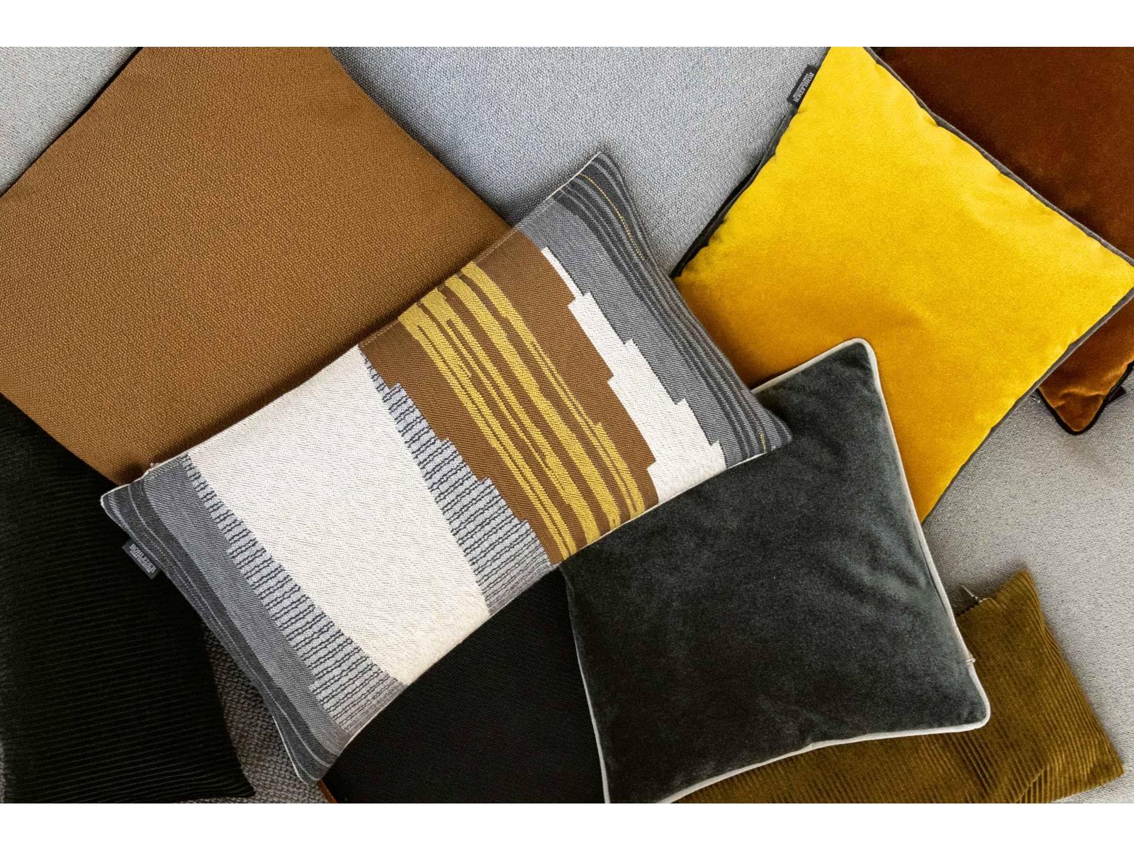 Die Home Collection des Unternehmens umfasst Kissen und Plaids in verschiedenen Materialien. Neu ist die Kollektion «Thunder» aus grobem, matten Garn, das zu plakativen Mustern im Ethnostil verwebt wurde. Sie passen gut zu unifarbenen Kissen, wie zum Beispiel «Cloud» oder «Moon». Rohleder.