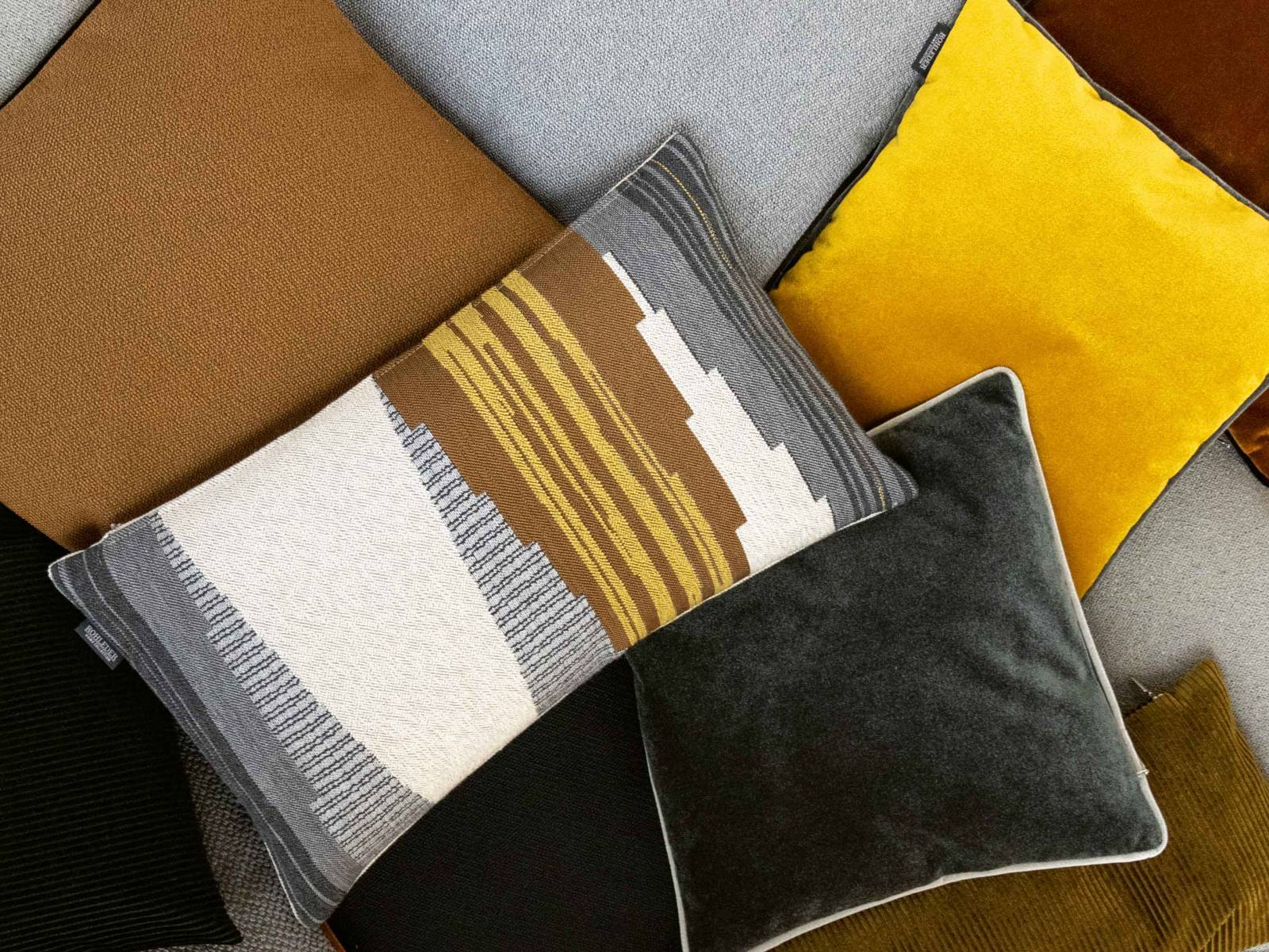 Die Home Collection des Unternehmens umfasst Kissen und Plaids in verschiedenen Materialien. Neu ist die Kollektion «Thunder» aus grobem, matten Garn, das zu plakativen Mustern im Ethnostil verwebt wurde. Sie passen gut zu unifarbenen Kissen, wie zum Beispiel «Cloud» oder «Moon». Rohleder.