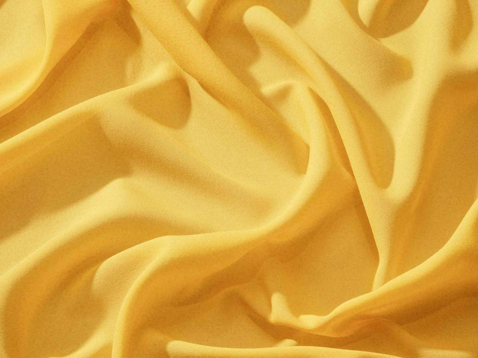 Der Vorhangstoff «Powder» gehört zur Kollektion «Echoes» und ist aus einem leichten Trevira-Garn hergestellt. Der Stoff, den es in fünfzehn verschiedenen Farbtönen gibt, hat einen leicht kreppartigen Griff. Sahco.