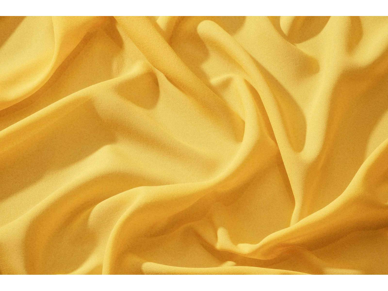 Der Vorhangstoff «Powder» gehört zur Kollektion «Echoes» und ist aus einem leichten Trevira-Garn hergestellt. Der Stoff, den es in fünfzehn verschiedenen Farbtönen gibt, hat einen leicht kreppartigen Griff. Sahco.