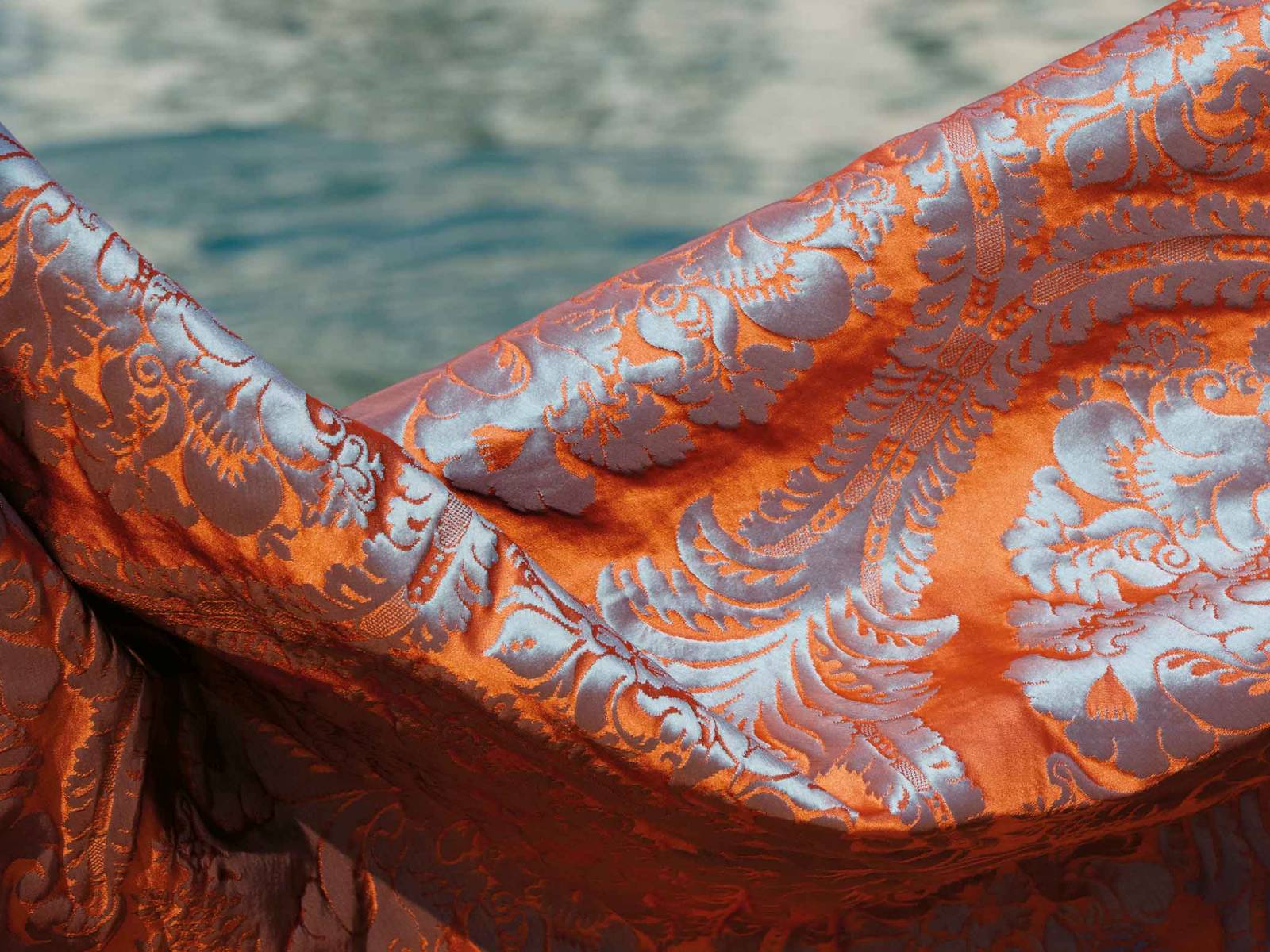 «San Polo» ist ein neuer Damast aus Seide, der speziell zur 1600-Jahr-Feier der Stadt Venedig präsentiert wird. Passend dazu gibt es den Stoff in sechzehn Farbvarianten. Sein Muster leitet sich von der bereits bestehenden Kollektion «San Marco» ab, ist aber im Massstab halb so gross. Rubelli.