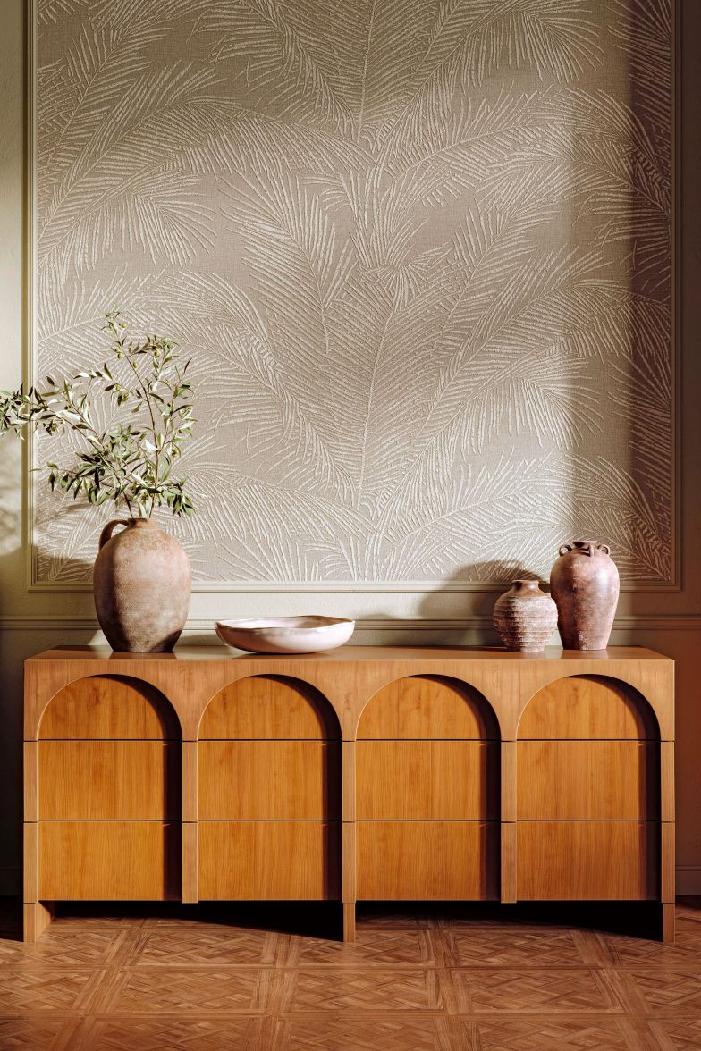 Die neue Tapetenkollektion «Lanai» entführt in die exotische Atmosphäre Hawaiis und präsentiert sich mit handgezeichneten Designs und sorgfältig eingearbeiteten Naturmaterialien wie Rattan und Raffia in sanften Farbkombinationen. Ein Highlight ist das Motiv «Maui», das mit eleganten, auf Leinen gestickten Palmblättern in acht Farbvarianten erhältlich ist und die Traumlandschaft der gleichnamigen Insel widerspiegelt. ARTE-INTERNATIONAL.COM